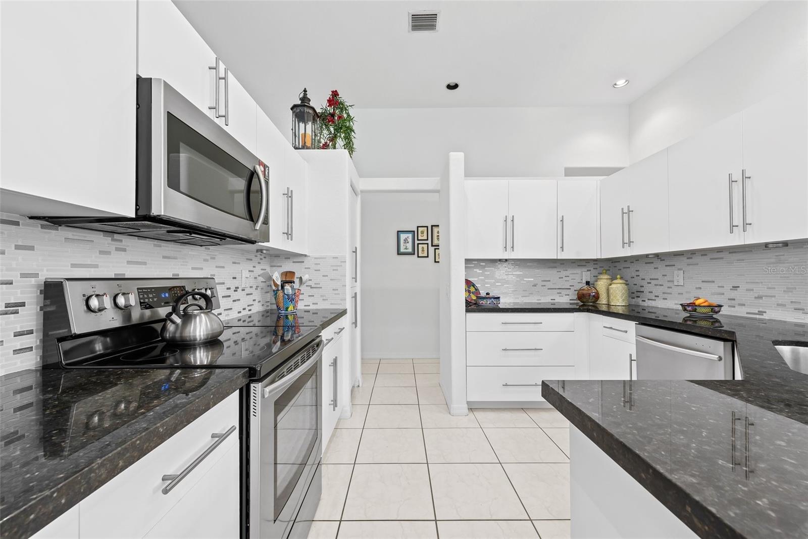 821 CRESTVIEW CIR, WESTON, FL, 33327