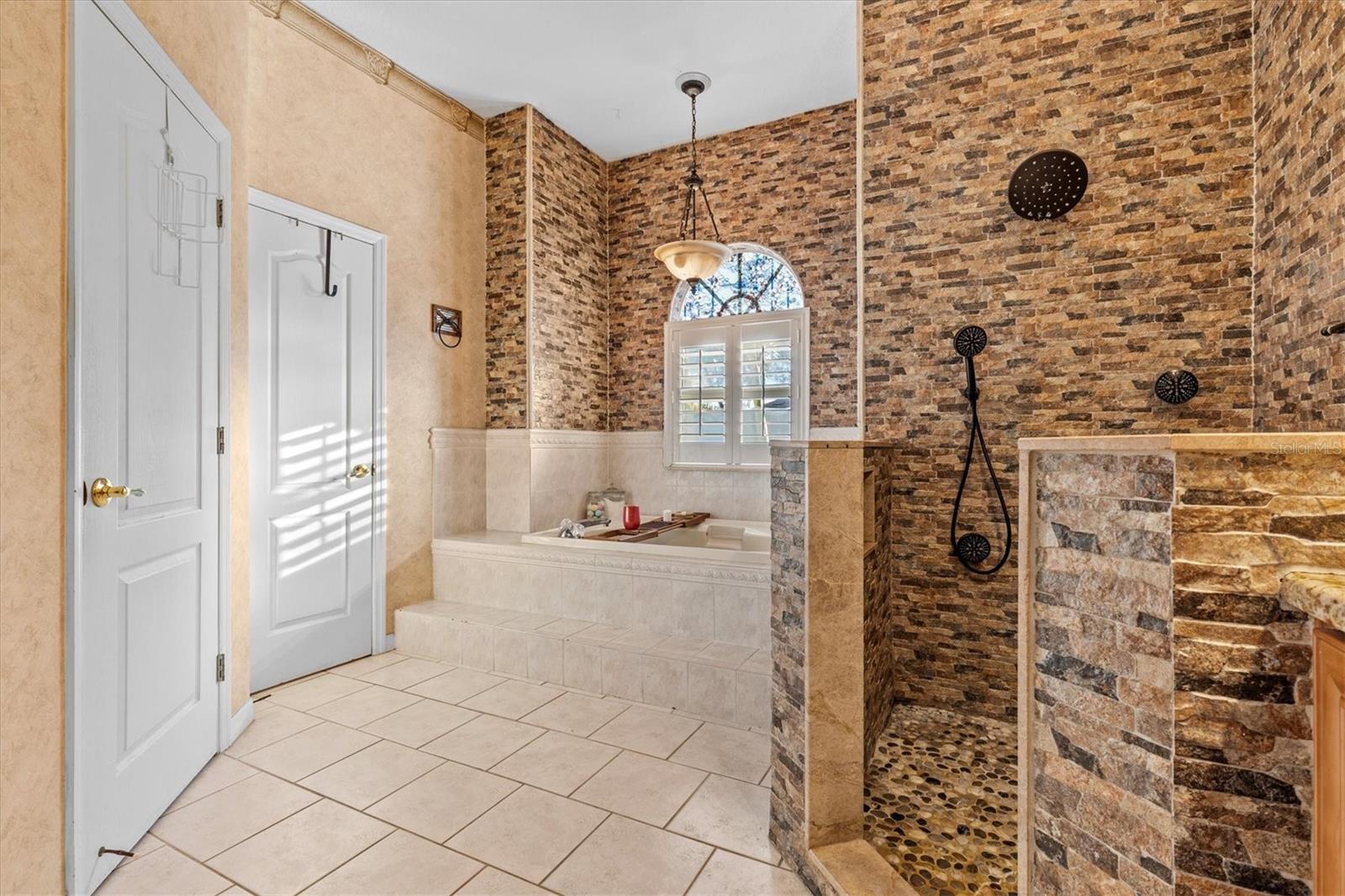 2309 VALRICO FOREST DR, VALRICO, FL, 33594