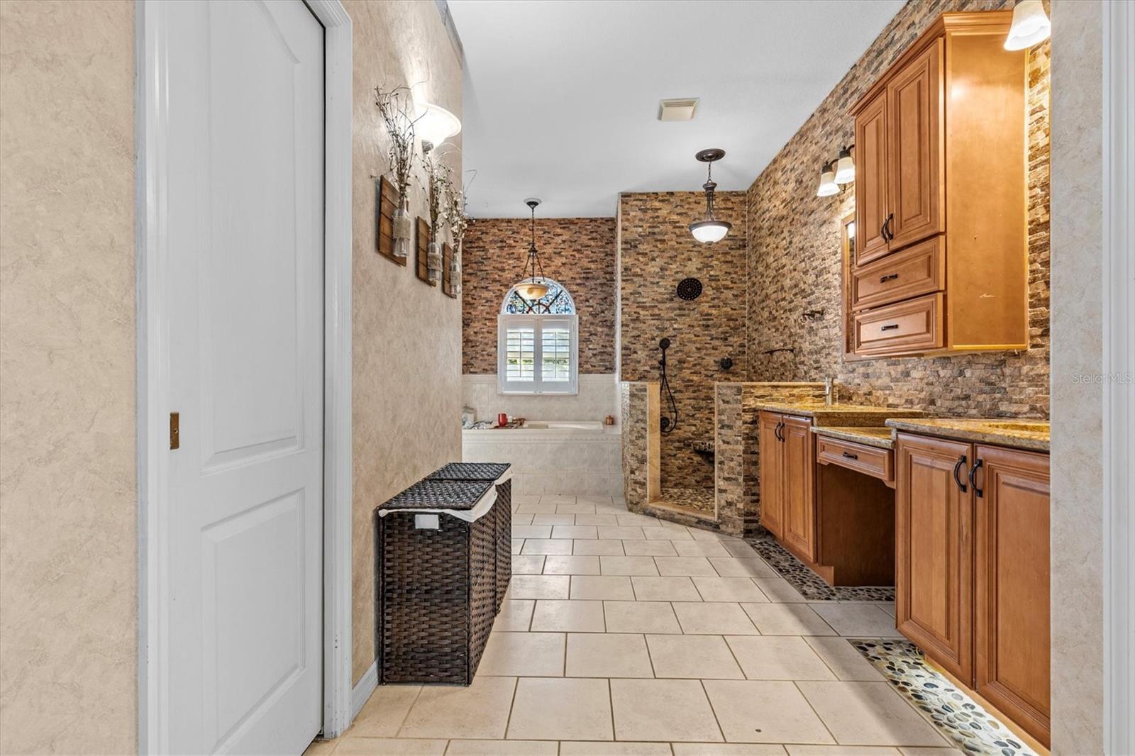 2309 VALRICO FOREST DR, VALRICO, FL, 33594