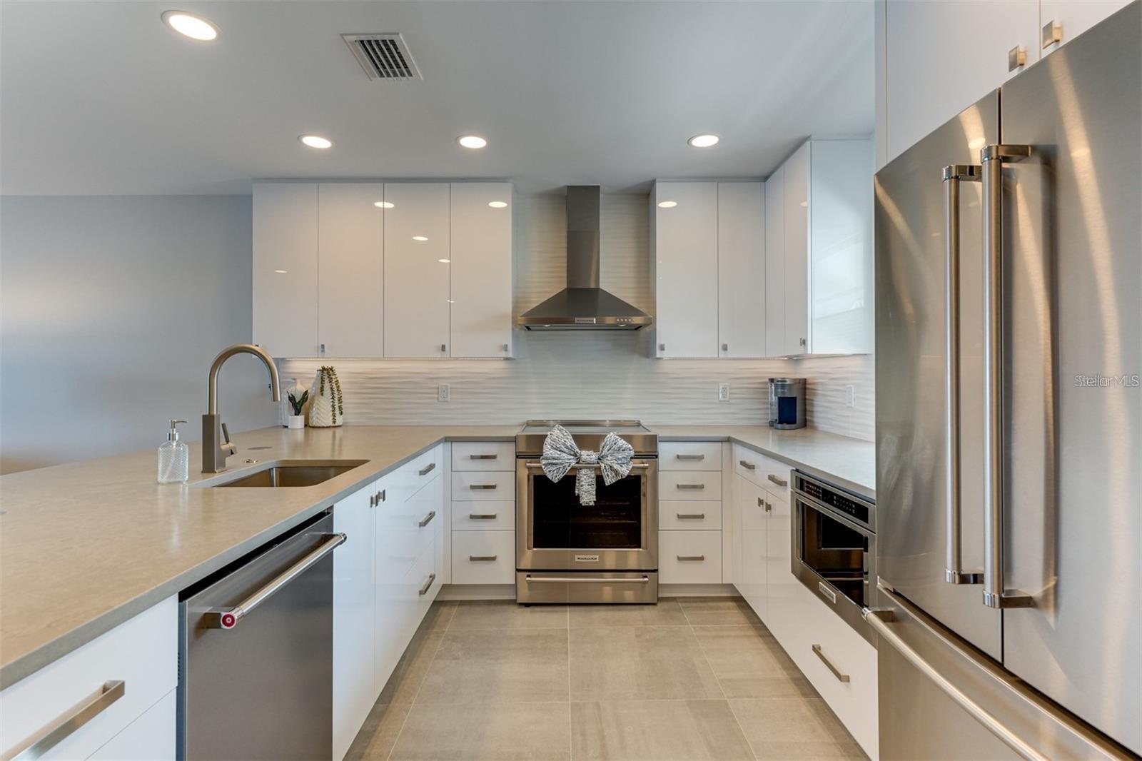 4420 EXETER DR #302, LONGBOAT KEY, FL, 34228