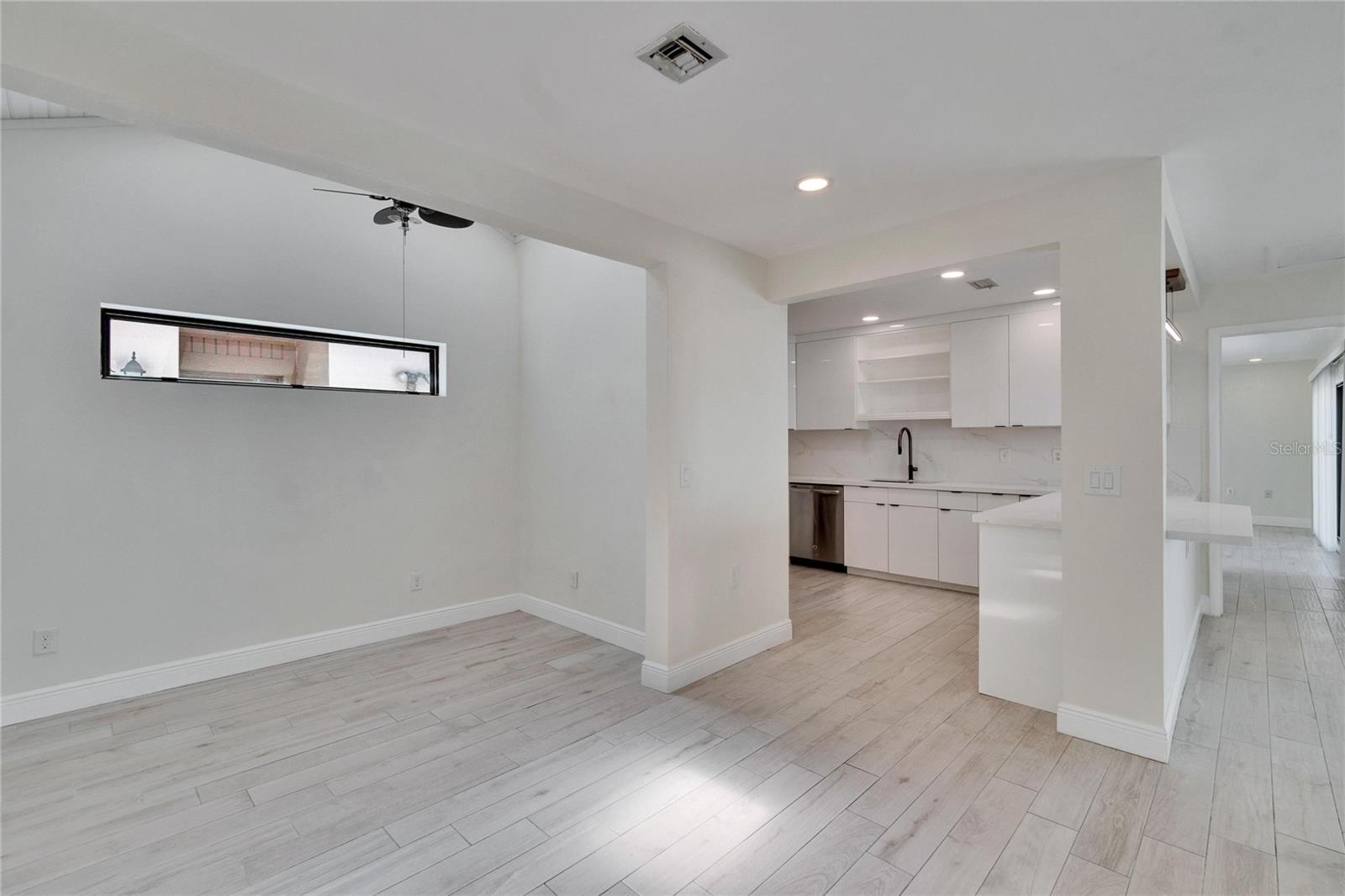 370 S WOODLANDS DR, OLDSMAR, FL, 34677