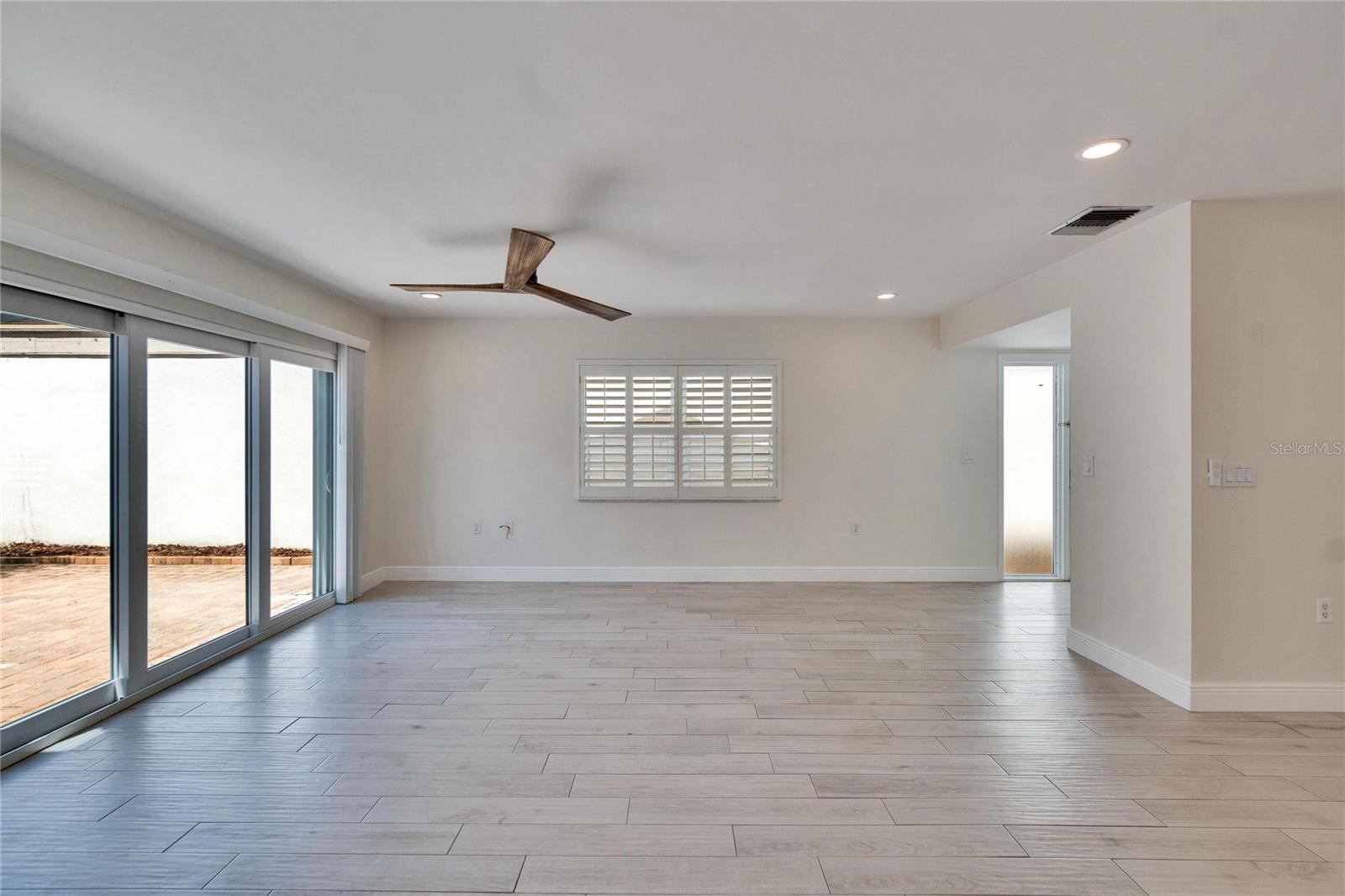 370 S WOODLANDS DR, OLDSMAR, FL, 34677