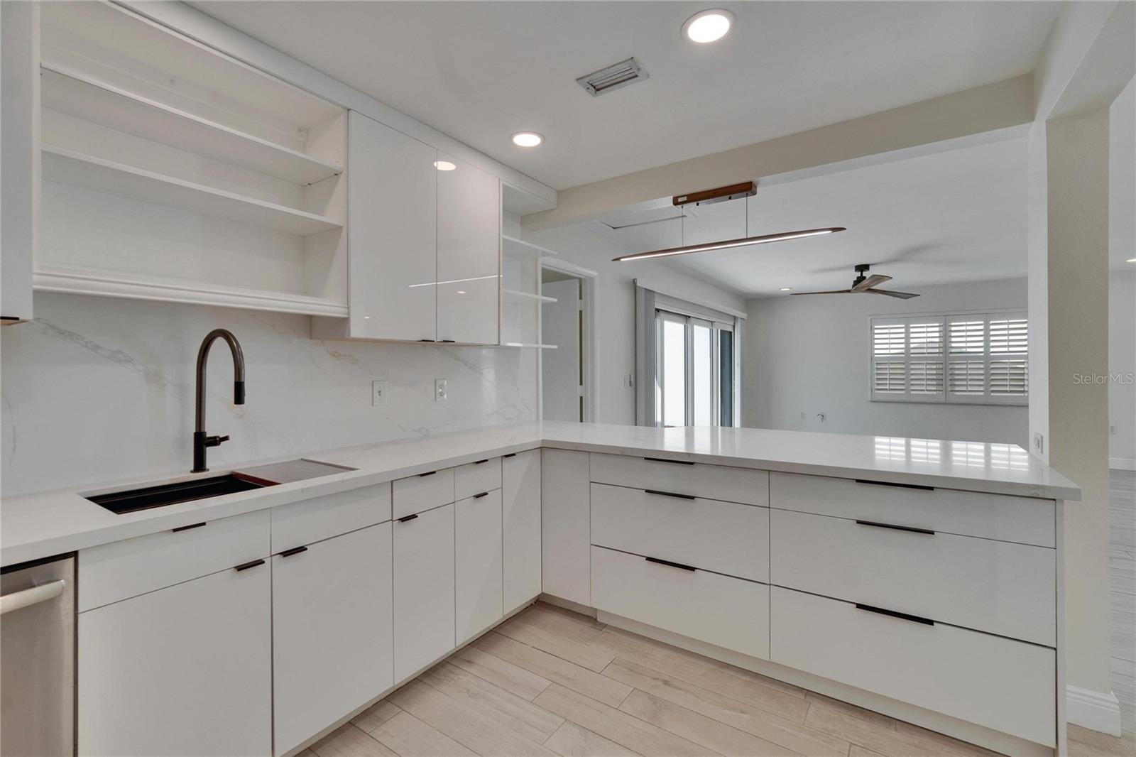 370 S WOODLANDS DR, OLDSMAR, FL, 34677