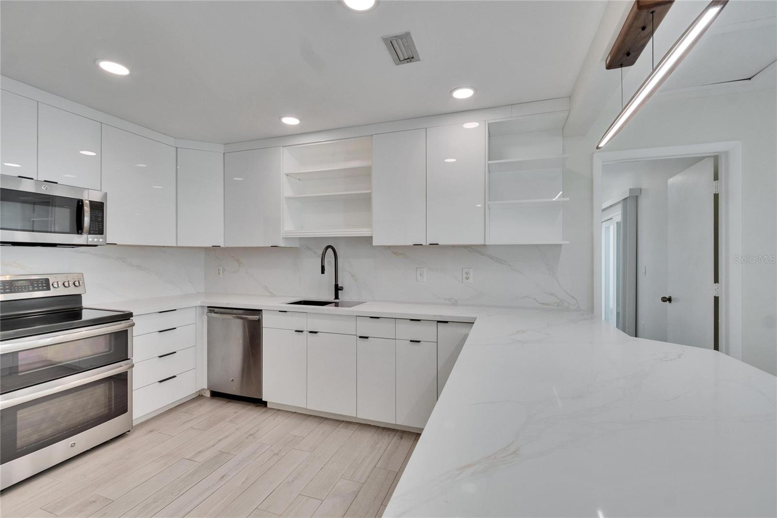370 S WOODLANDS DR, OLDSMAR, FL, 34677