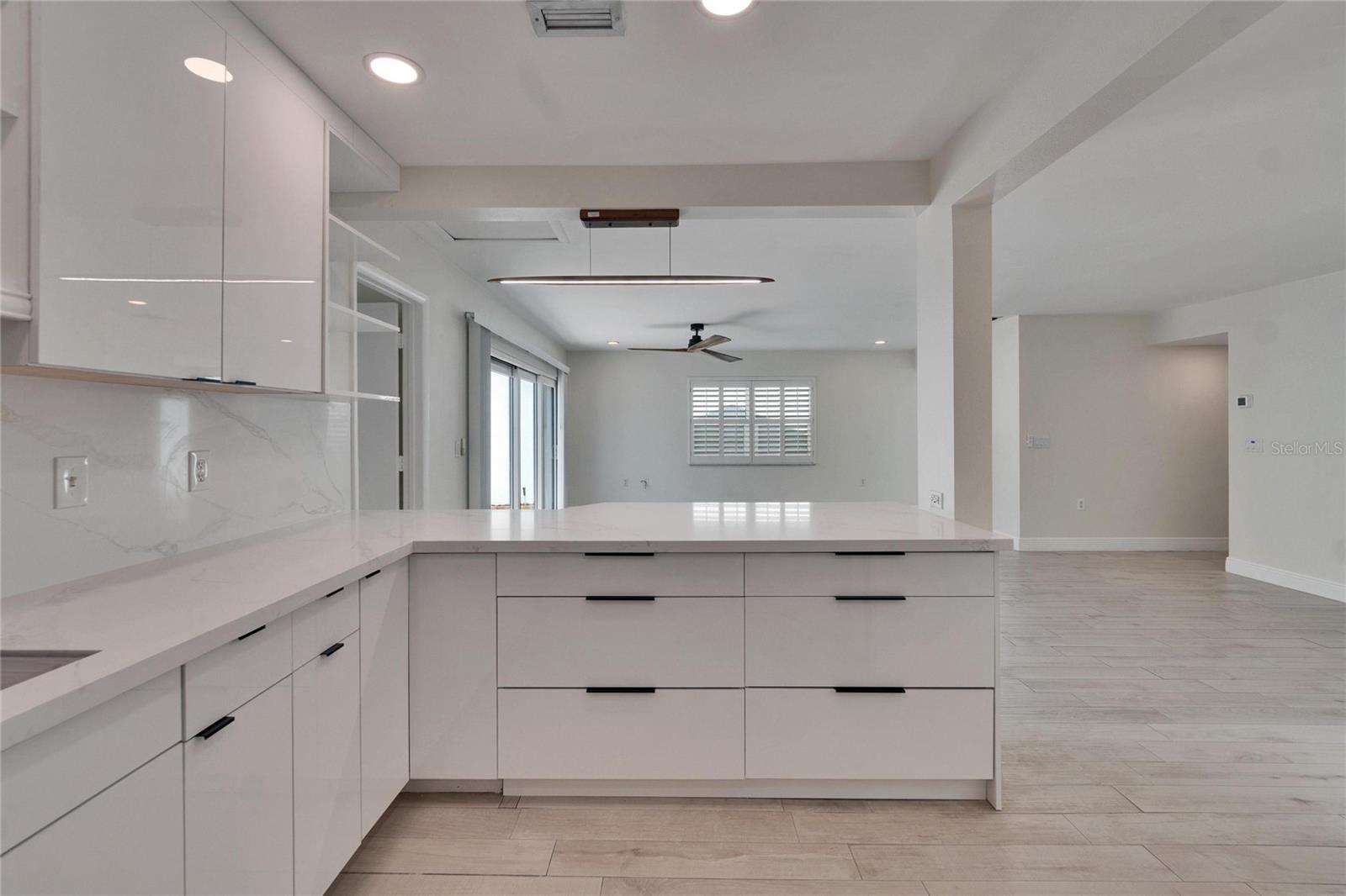 370 S WOODLANDS DR, OLDSMAR, FL, 34677