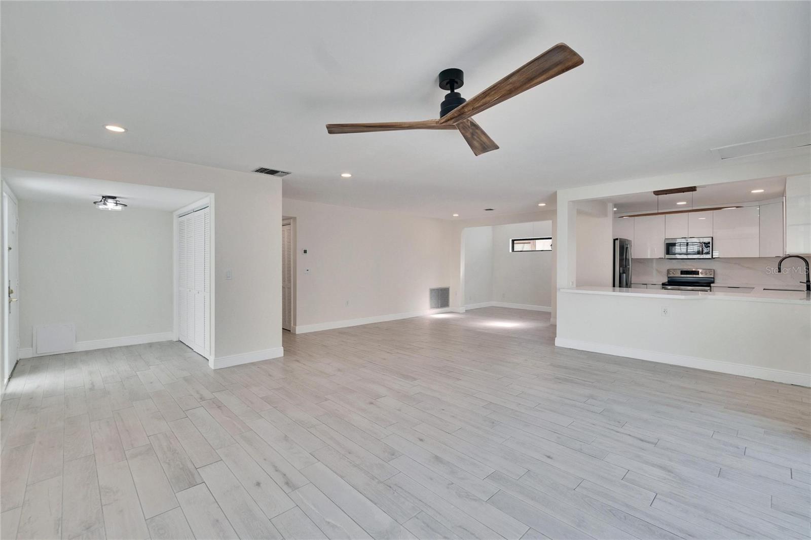370 S WOODLANDS DR, OLDSMAR, FL, 34677