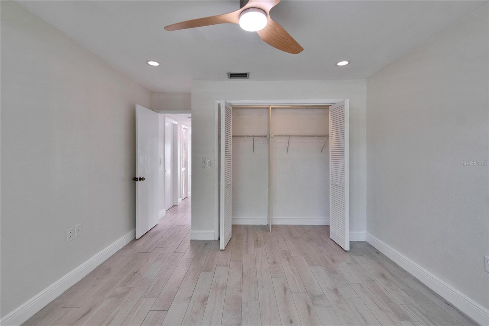370 S WOODLANDS DR, OLDSMAR, FL, 34677
