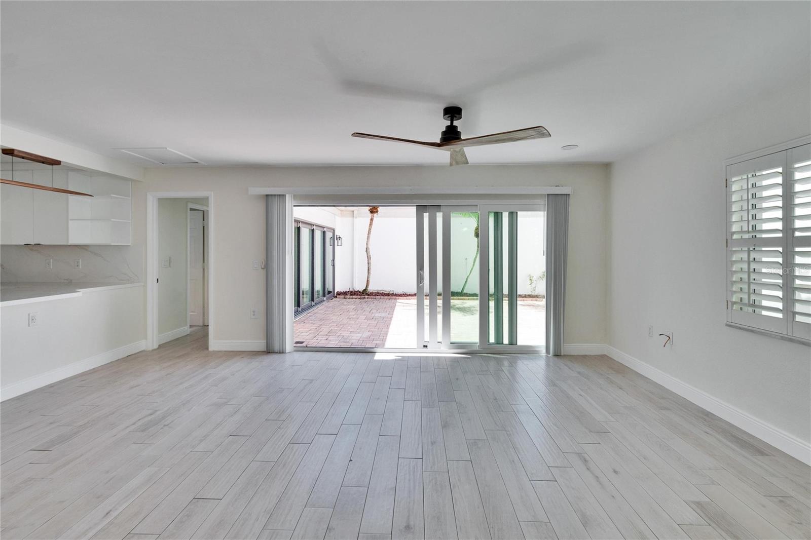370 S WOODLANDS DR, OLDSMAR, FL, 34677