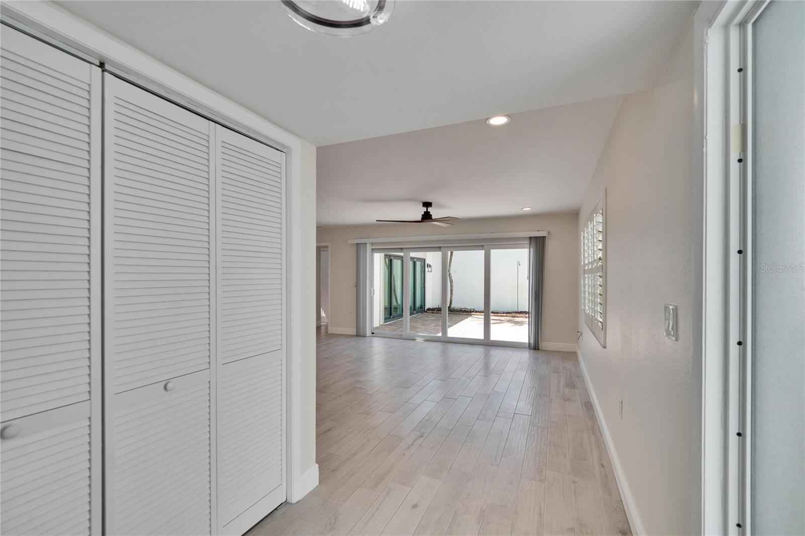 370 S WOODLANDS DR, OLDSMAR, FL, 34677