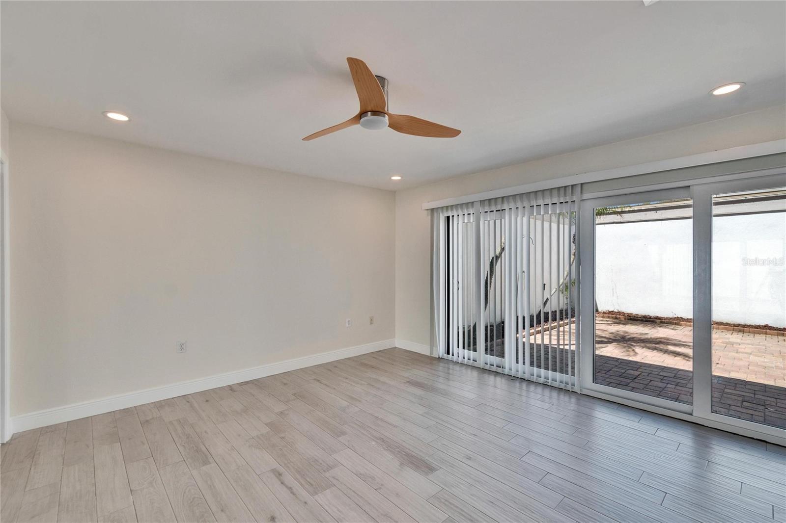 370 S WOODLANDS DR, OLDSMAR, FL, 34677