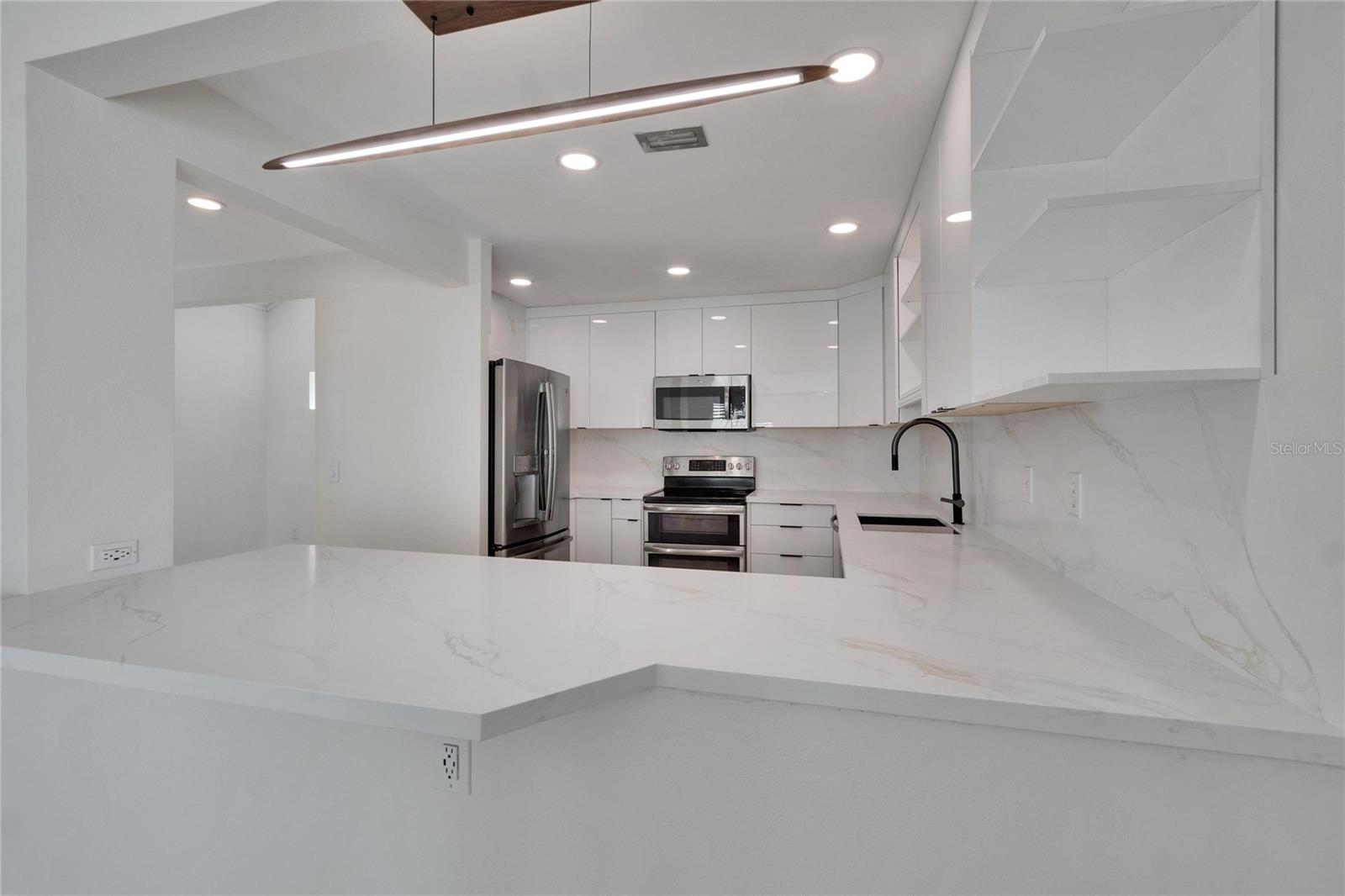 370 S WOODLANDS DR, OLDSMAR, FL, 34677