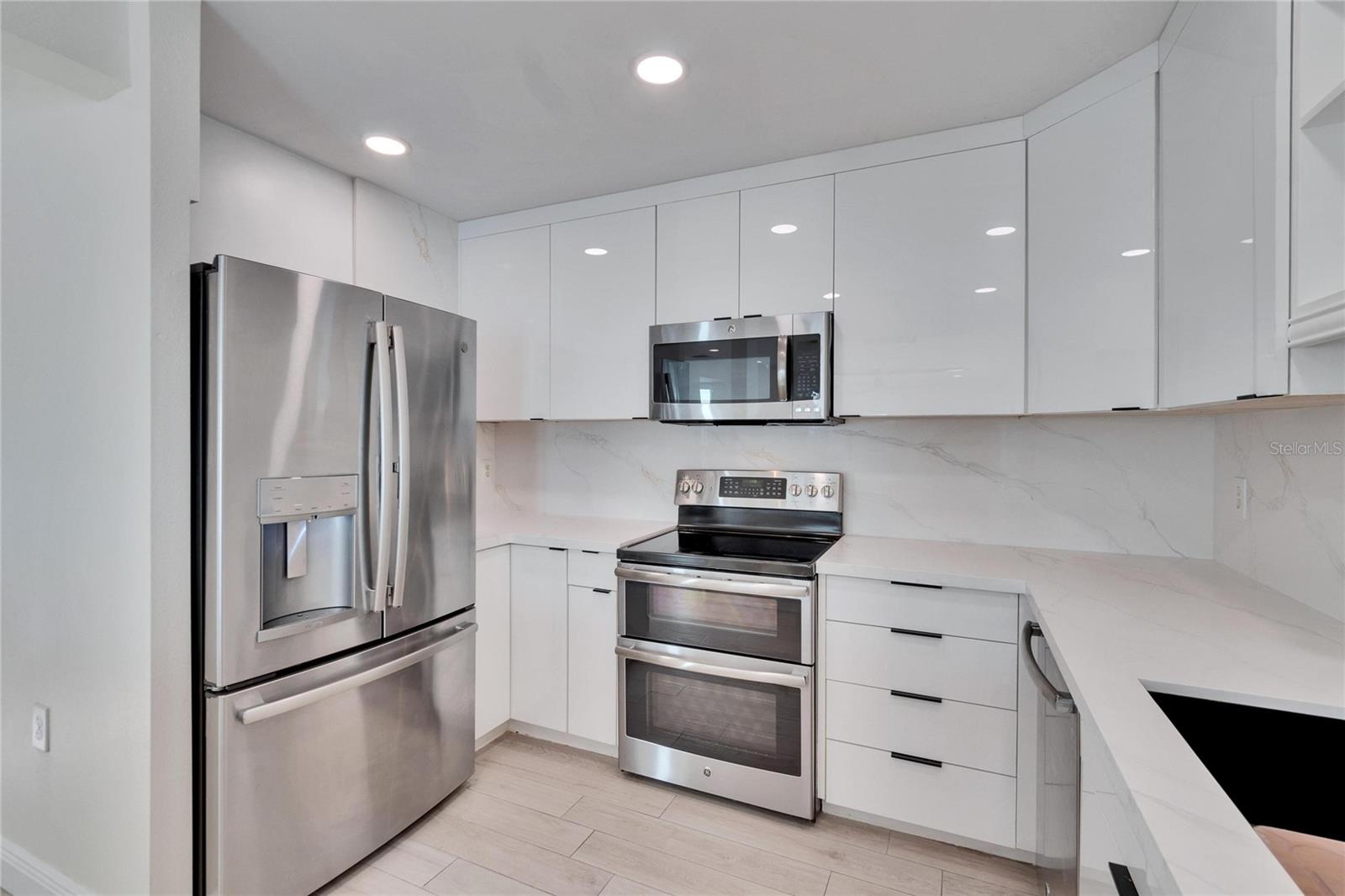 370 S WOODLANDS DR, OLDSMAR, FL, 34677