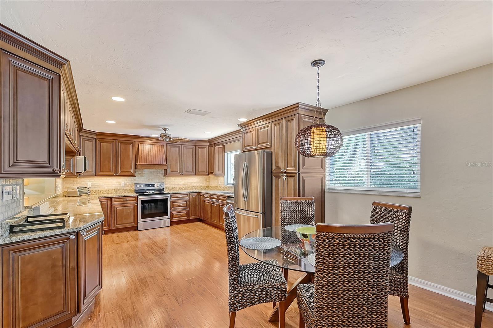 1833 SANDALWOOD DR, SARASOTA, FL, 34231