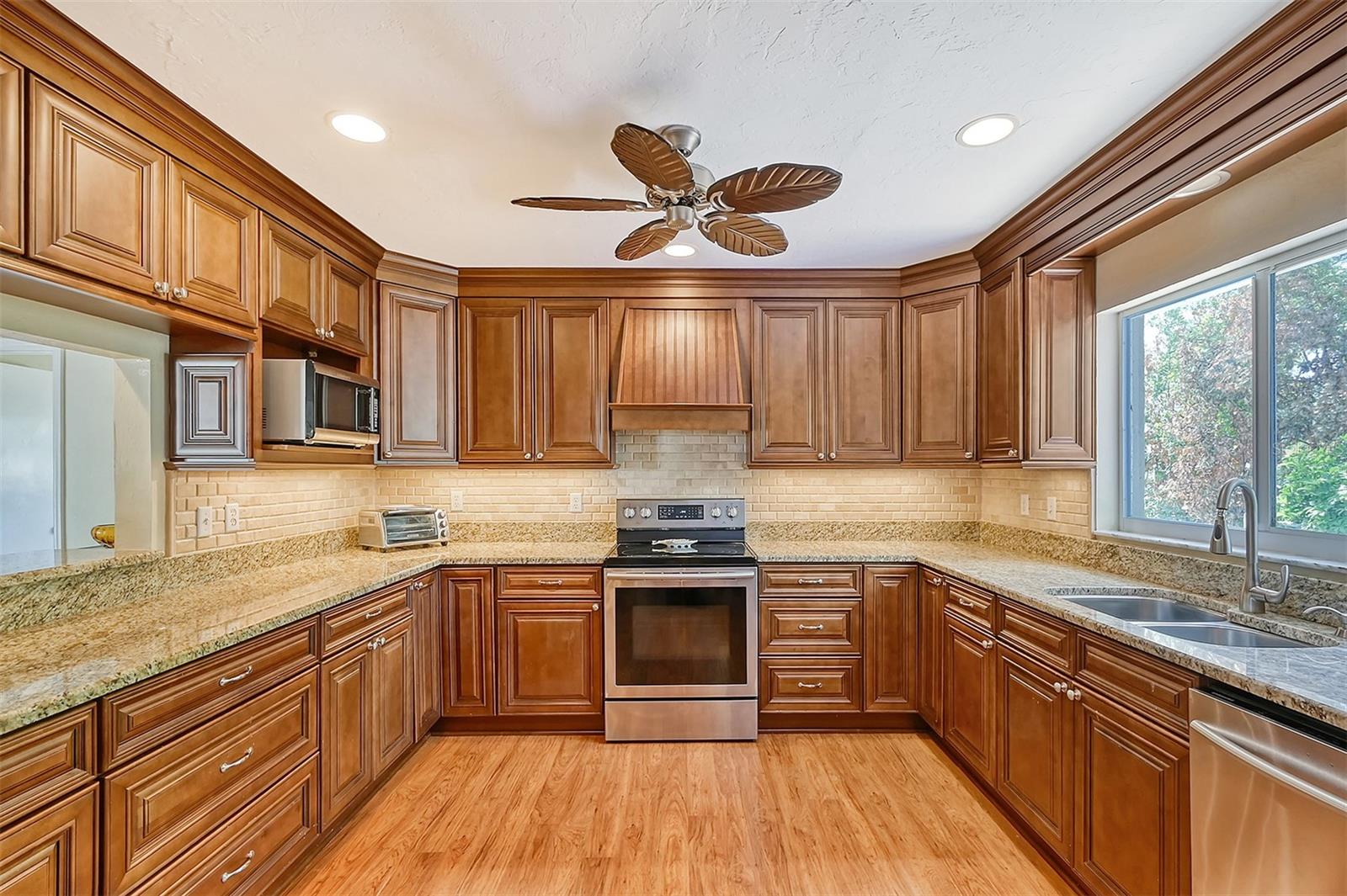 1833 SANDALWOOD DR, SARASOTA, FL, 34231