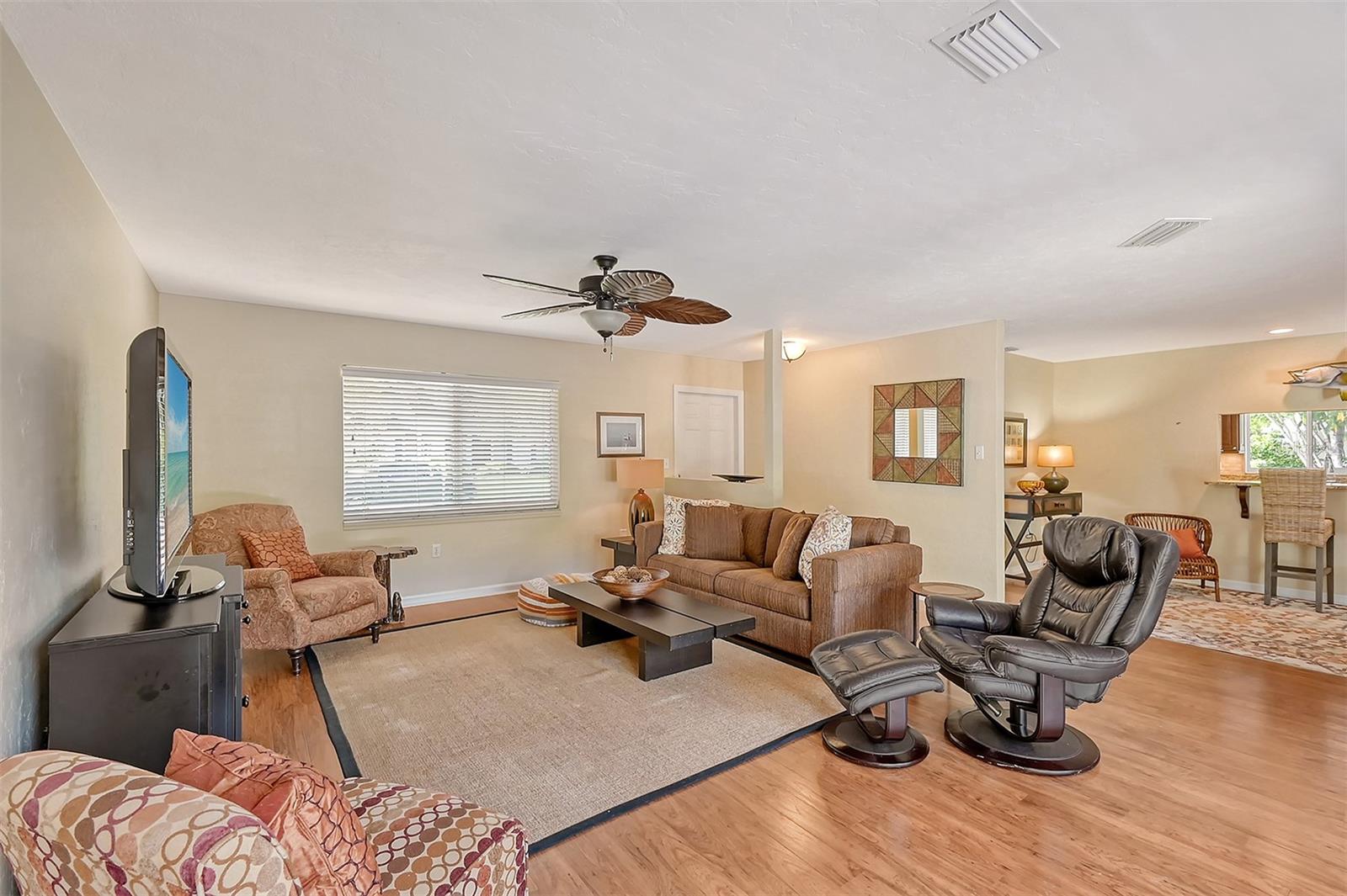 1833 SANDALWOOD DR, SARASOTA, FL, 34231