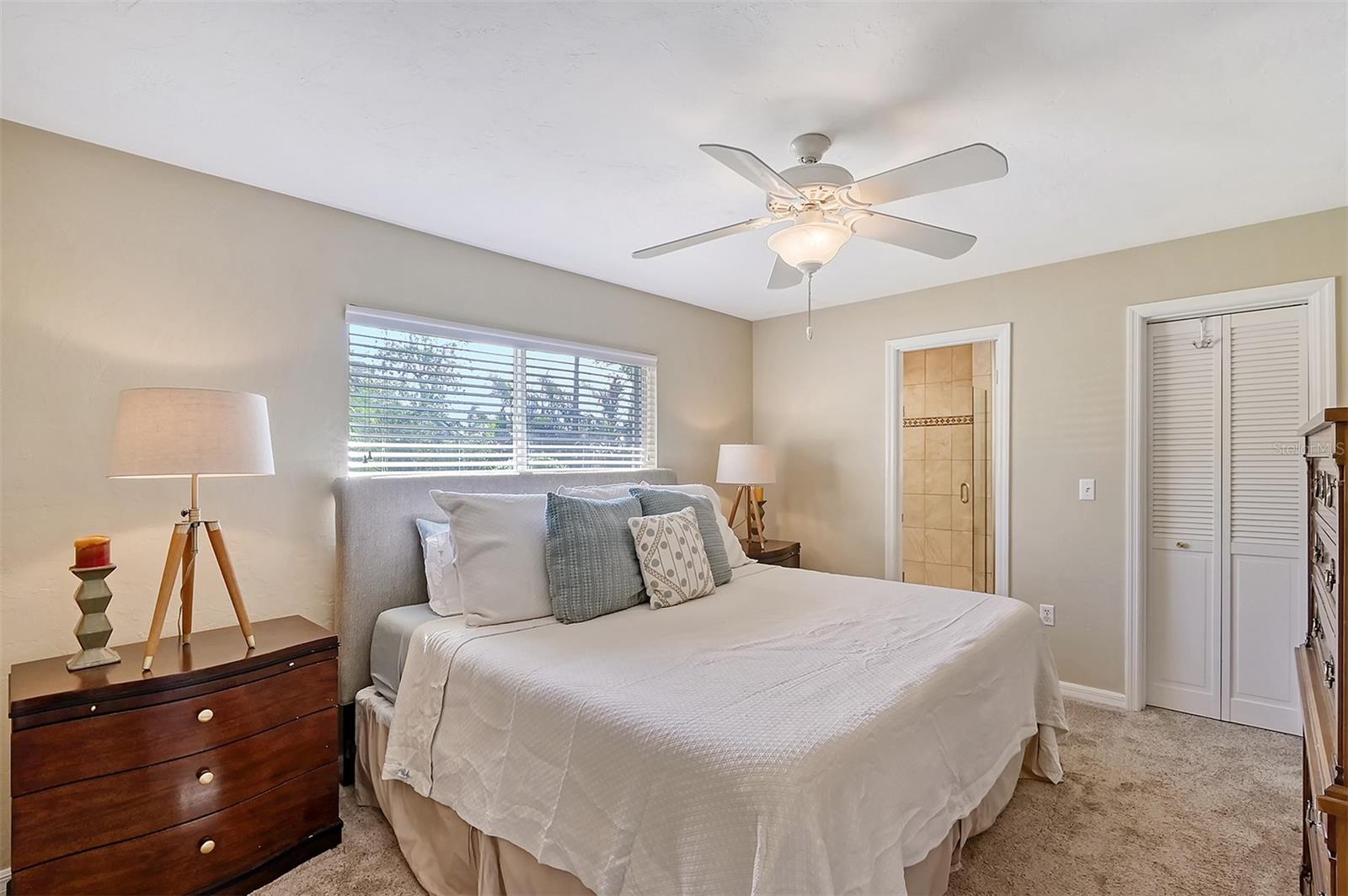 1833 SANDALWOOD DR, SARASOTA, FL, 34231