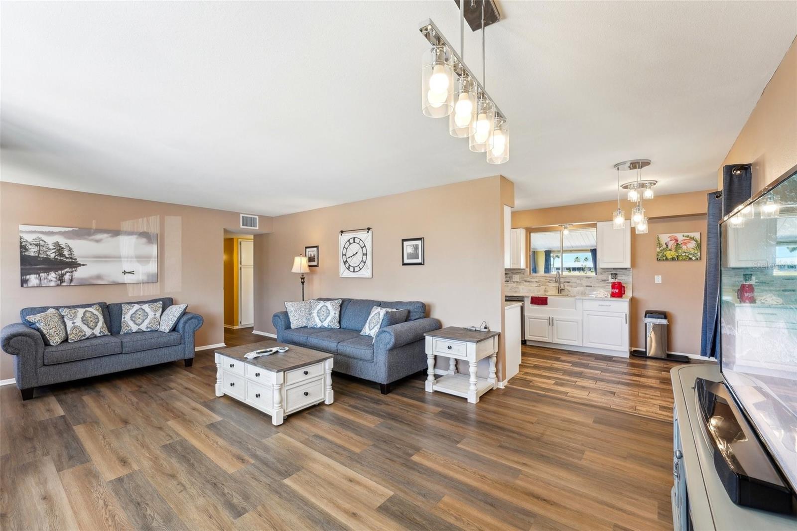 1021 AUGUSTA DR, SUN CITY CENTER, FL, 33573