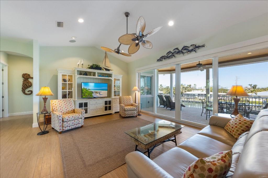 TB8362062 Property Photo