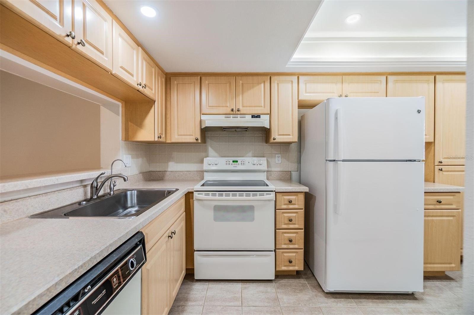 2020 LAKEVIEW DR #202, CLEARWATER, FL, 33763