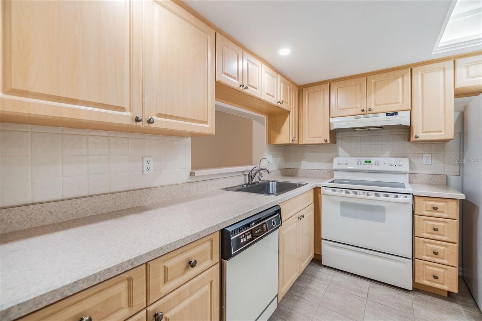 2020 LAKEVIEW DR #202, CLEARWATER, FL, 33763