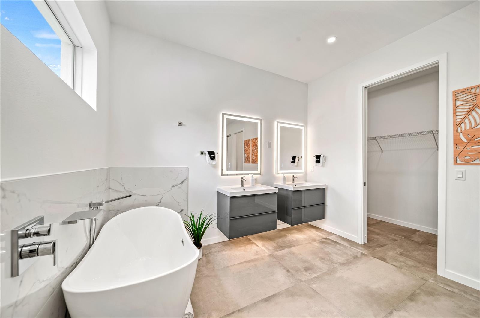 2327 HILLVIEW ST, SARASOTA, FL, 34239