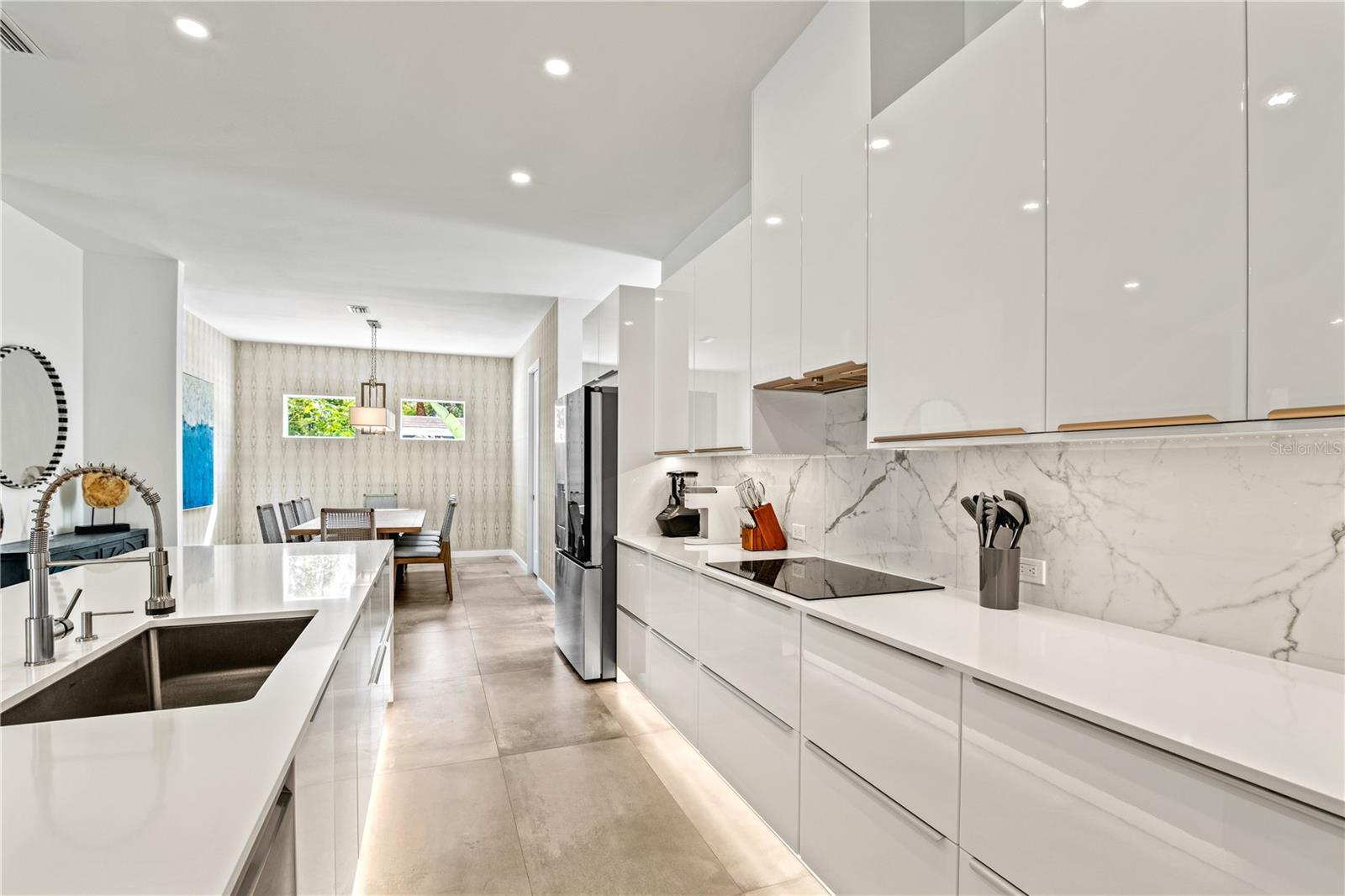 2327 HILLVIEW ST, SARASOTA, FL, 34239
