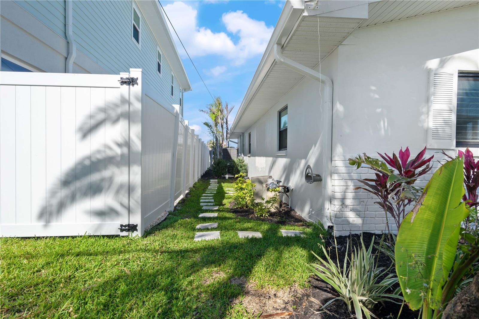 556 JOHNS PASS AVE, MADEIRA BEACH, FL, 33708