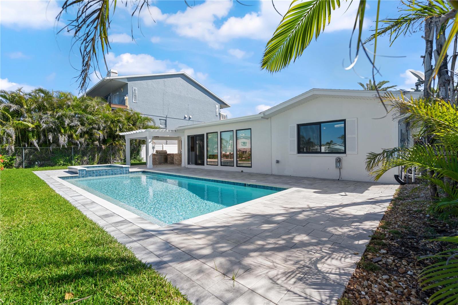 556 JOHNS PASS AVE, MADEIRA BEACH, FL, 33708