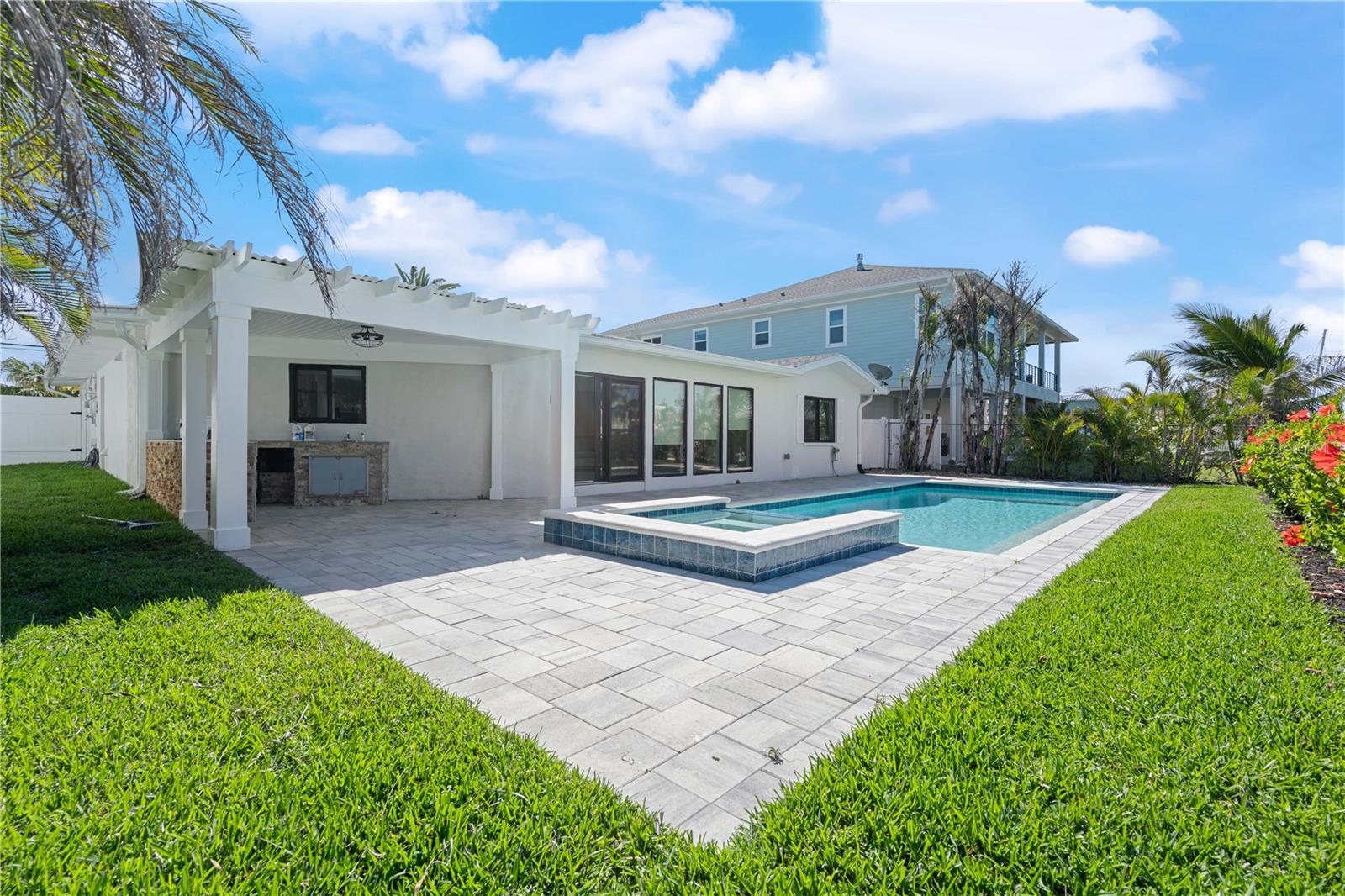 556 JOHNS PASS AVE, MADEIRA BEACH, FL, 33708