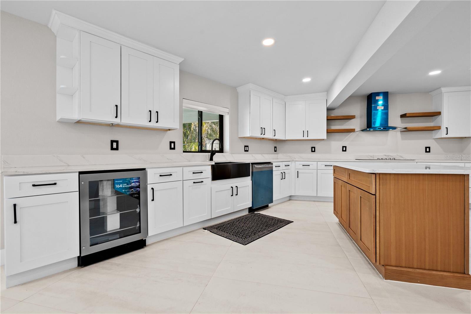 556 JOHNS PASS AVE, MADEIRA BEACH, FL, 33708