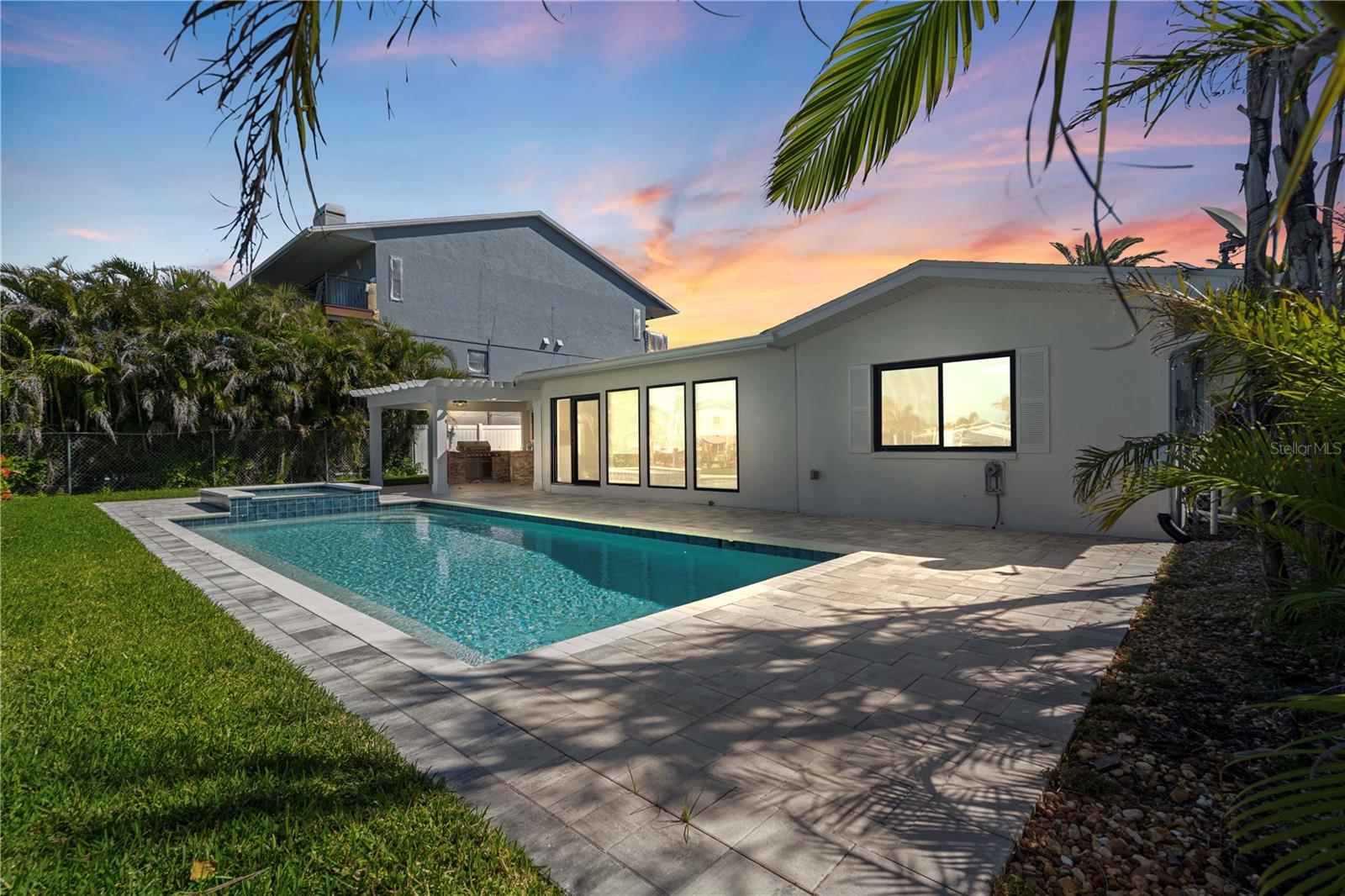 556 JOHNS PASS AVE, MADEIRA BEACH, FL, 33708