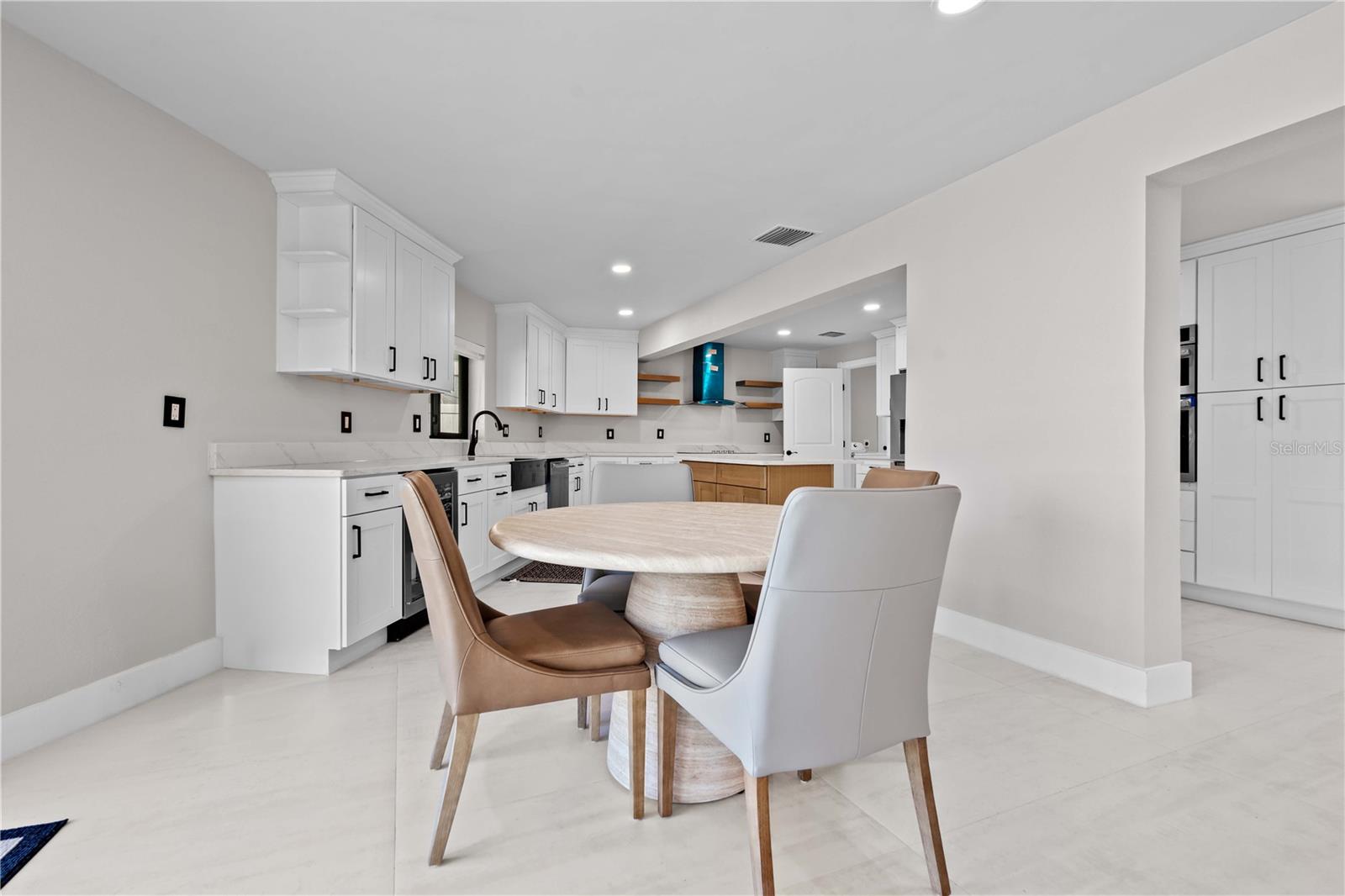 556 JOHNS PASS AVE, MADEIRA BEACH, FL, 33708