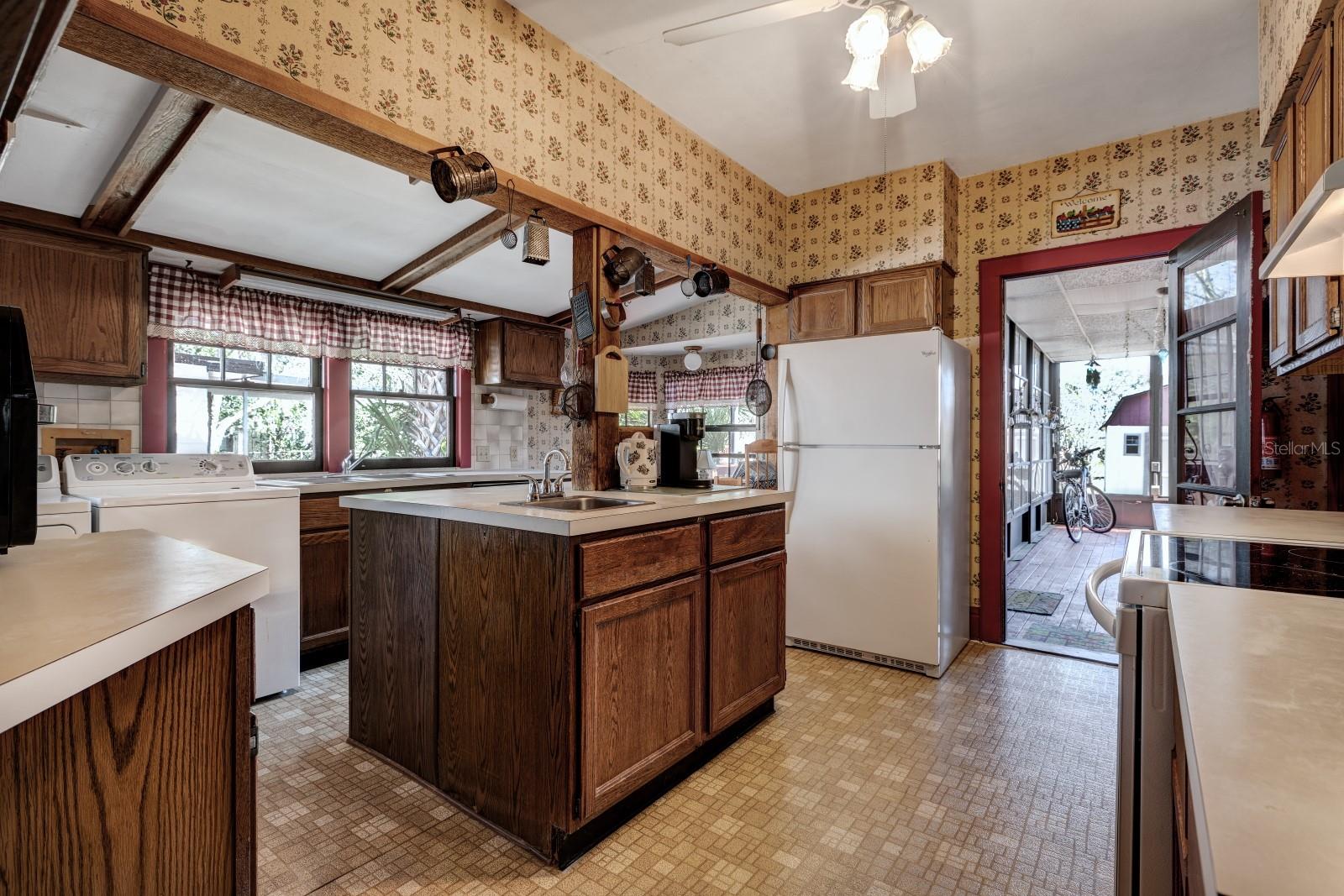 948 DORA AVE, TAVARES, FL, 32778