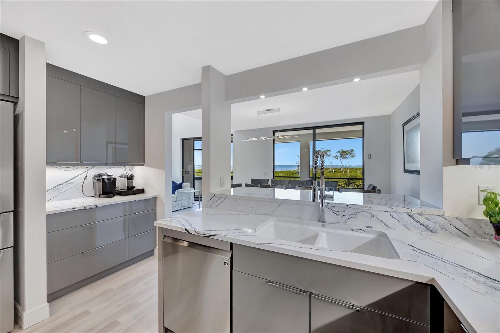 2010 HARBOURSIDE DR #2004, LONGBOAT KEY, FL, 34228