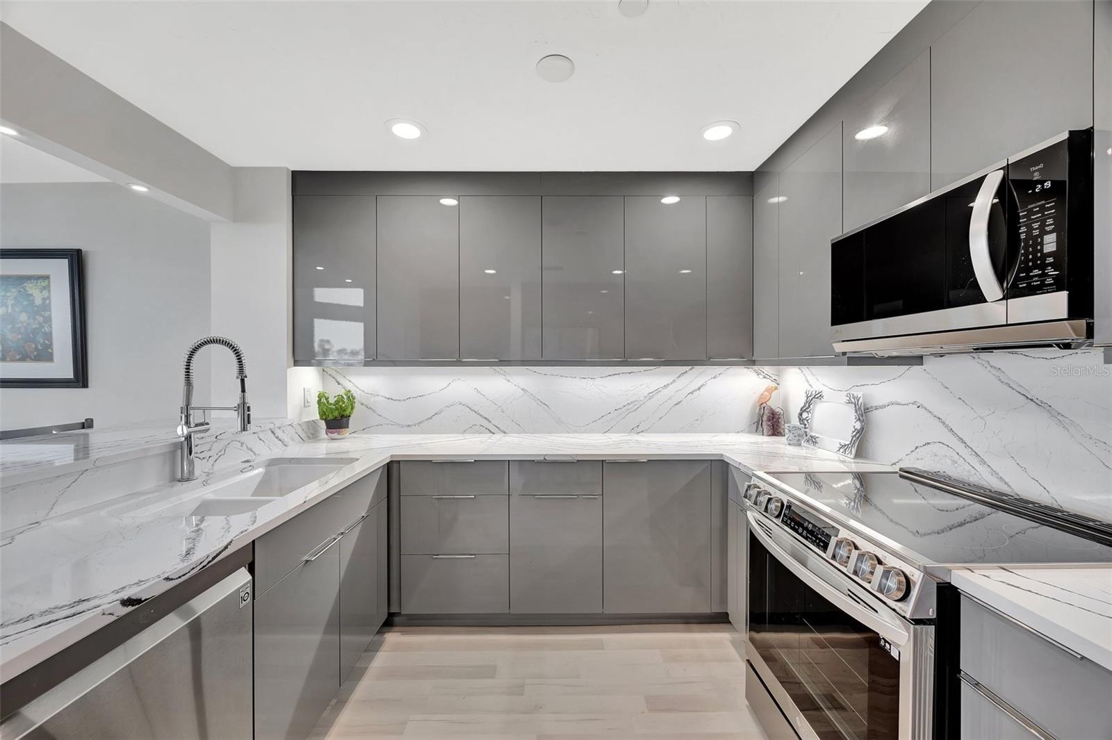 2010 HARBOURSIDE DR #2004, LONGBOAT KEY, FL, 34228