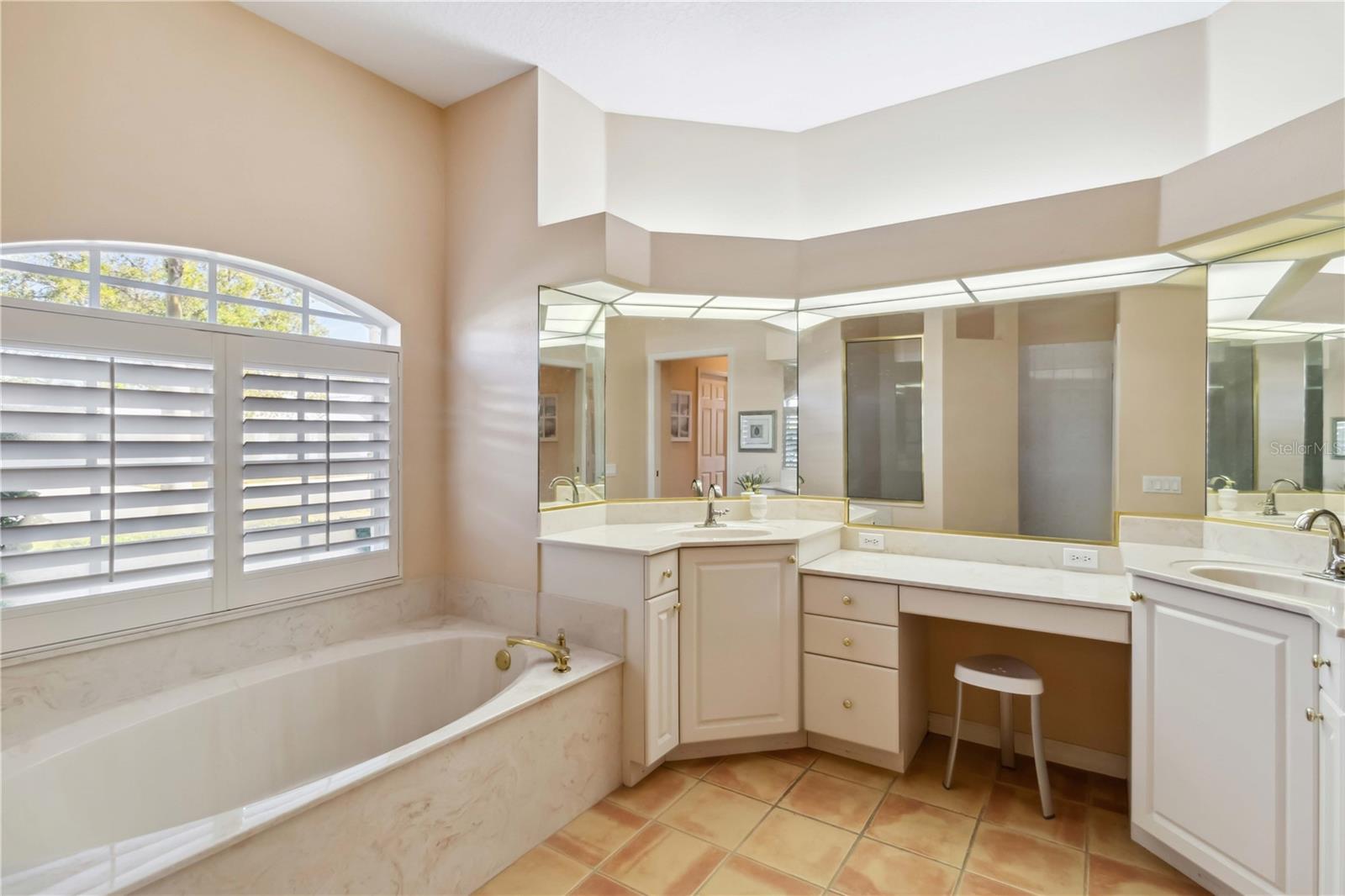 2024 CALUSA LAKES BLVD, NOKOMIS, FL, 34275