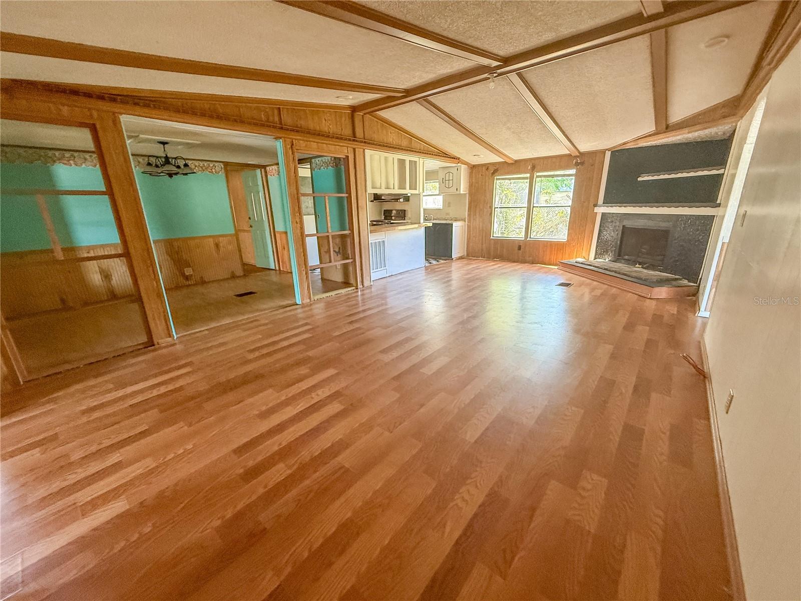 103 CAROLINE AVE, LADY LAKE, FL, 32159