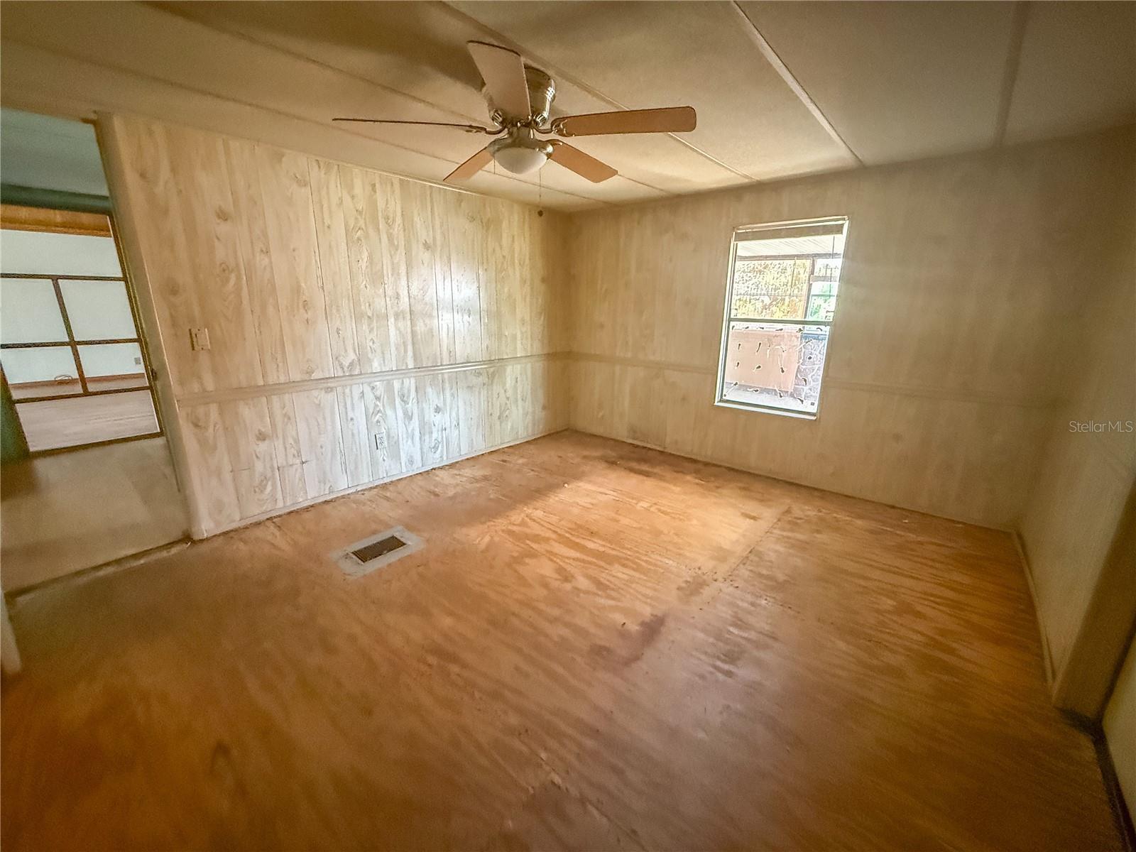 103 CAROLINE AVE, LADY LAKE, FL, 32159
