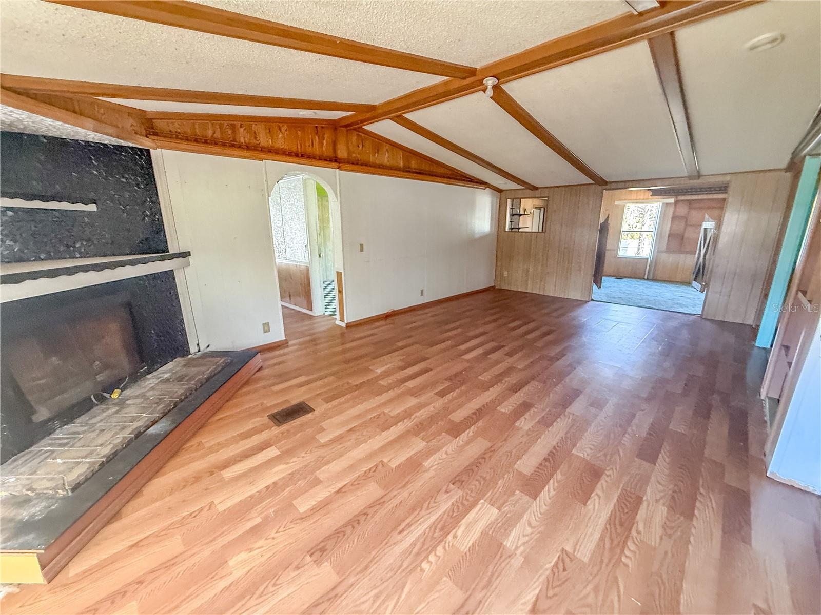 103 CAROLINE AVE, LADY LAKE, FL, 32159