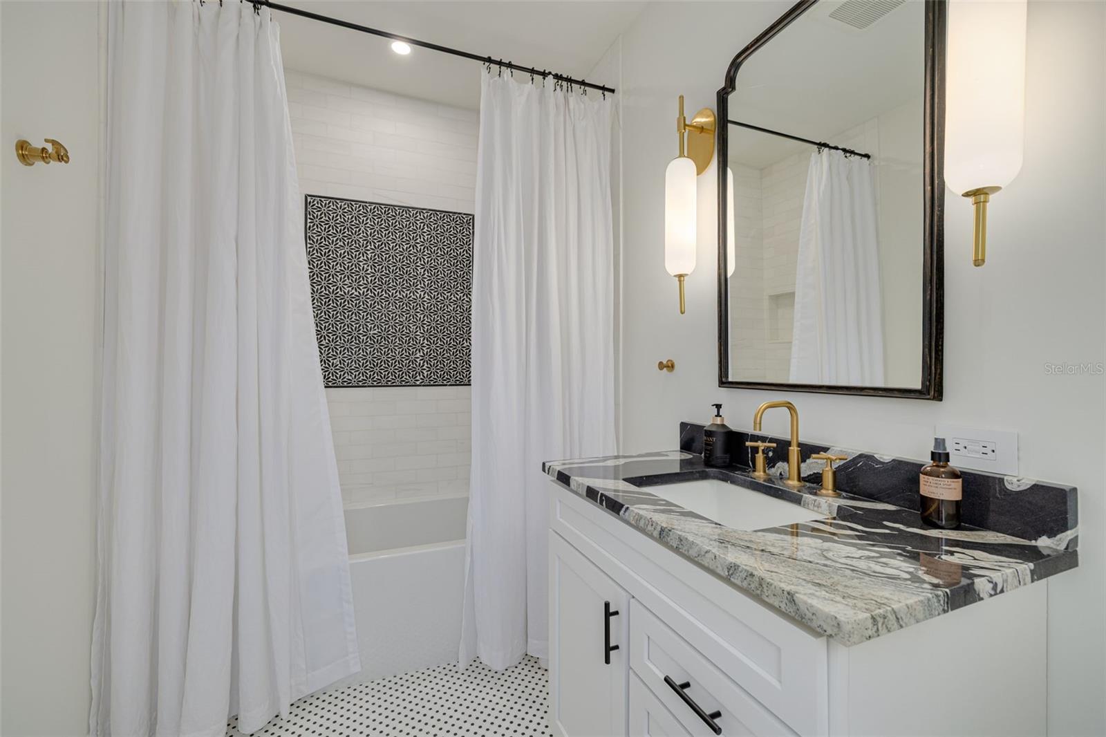 3418 OVERLOOK DR NE, ST PETERSBURG, FL, 33703