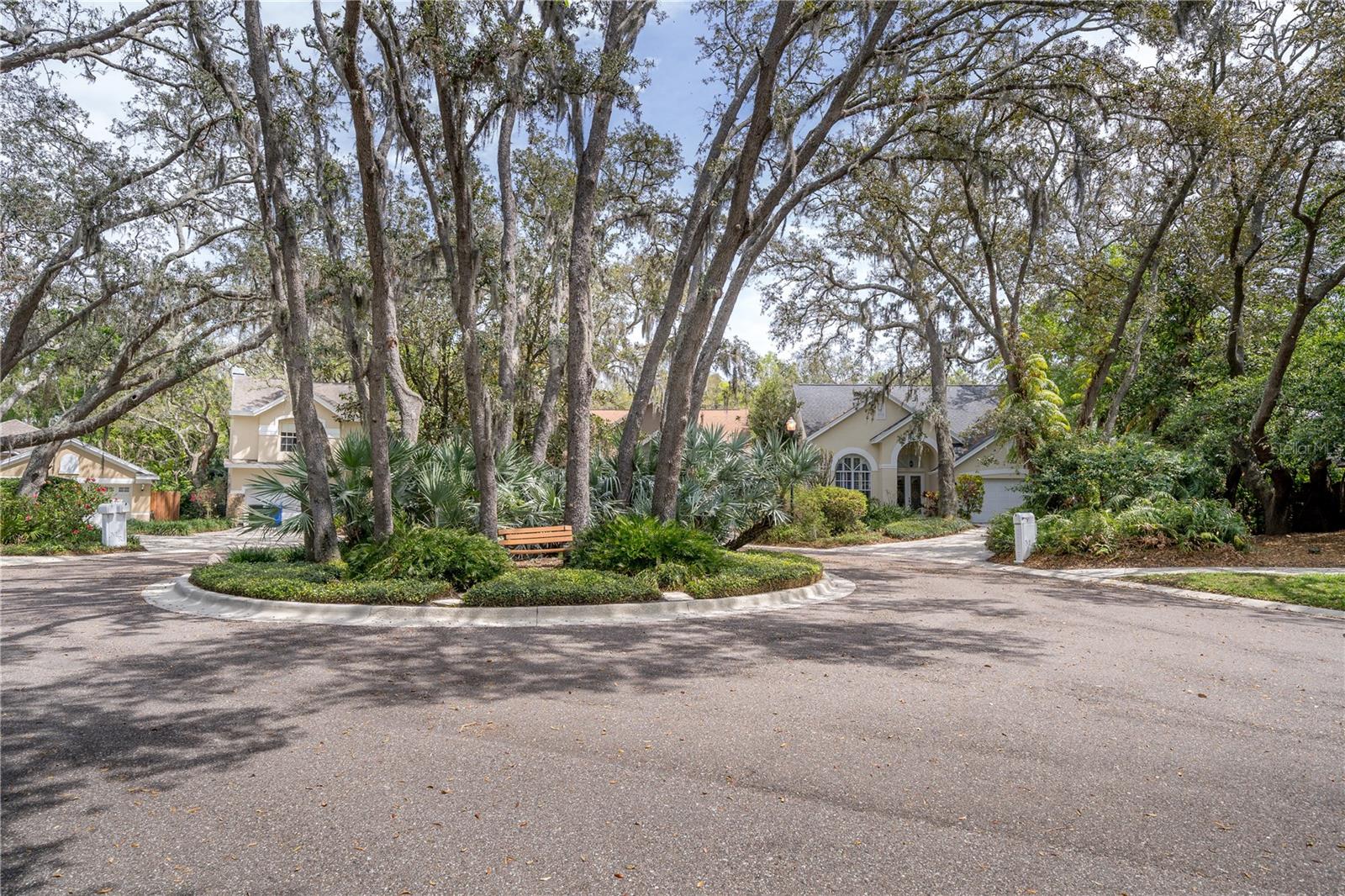 2206 GREEN OAKS LN, TAMPA, FL, 33612