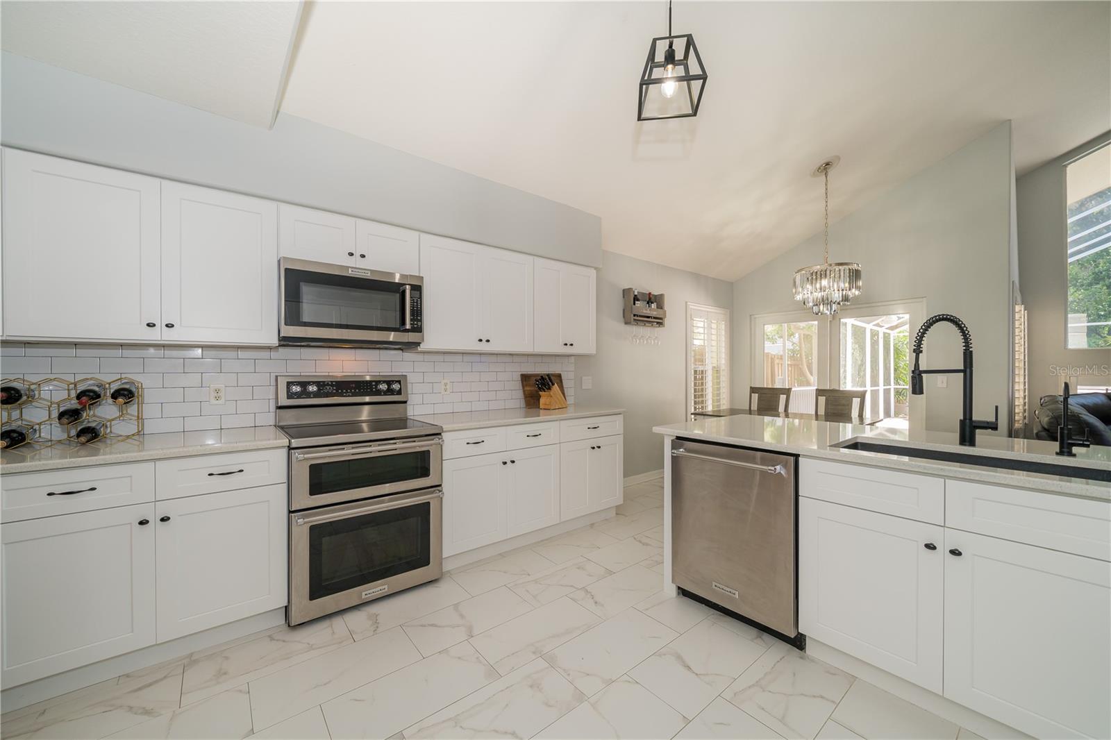 2206 GREEN OAKS LN, TAMPA, FL, 33612