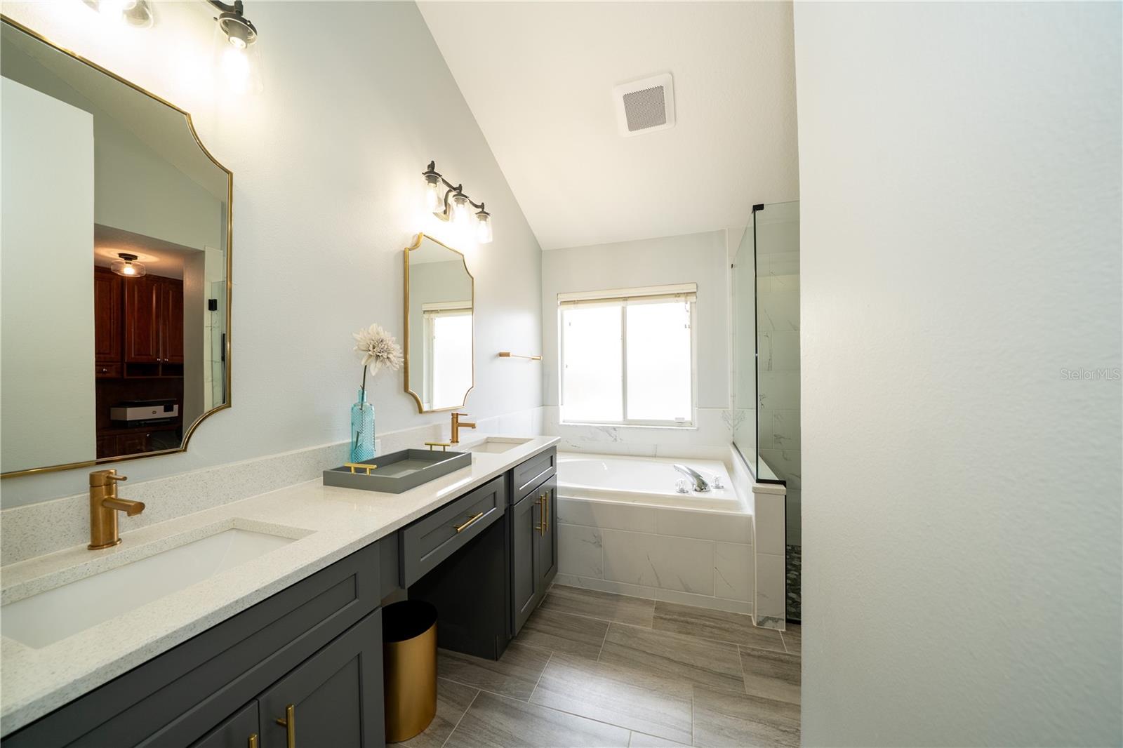 2206 GREEN OAKS LN, TAMPA, FL, 33612
