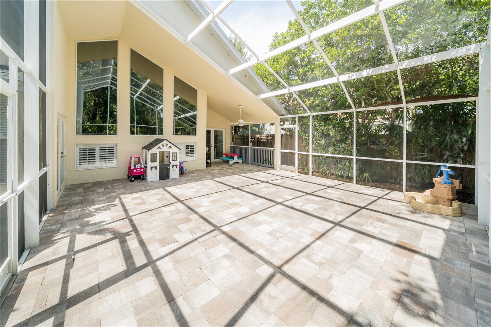 2206 GREEN OAKS LN, TAMPA, FL, 33612