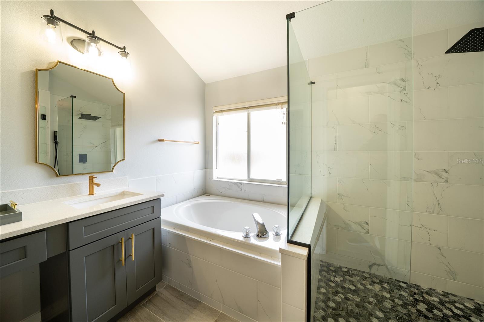 2206 GREEN OAKS LN, TAMPA, FL, 33612