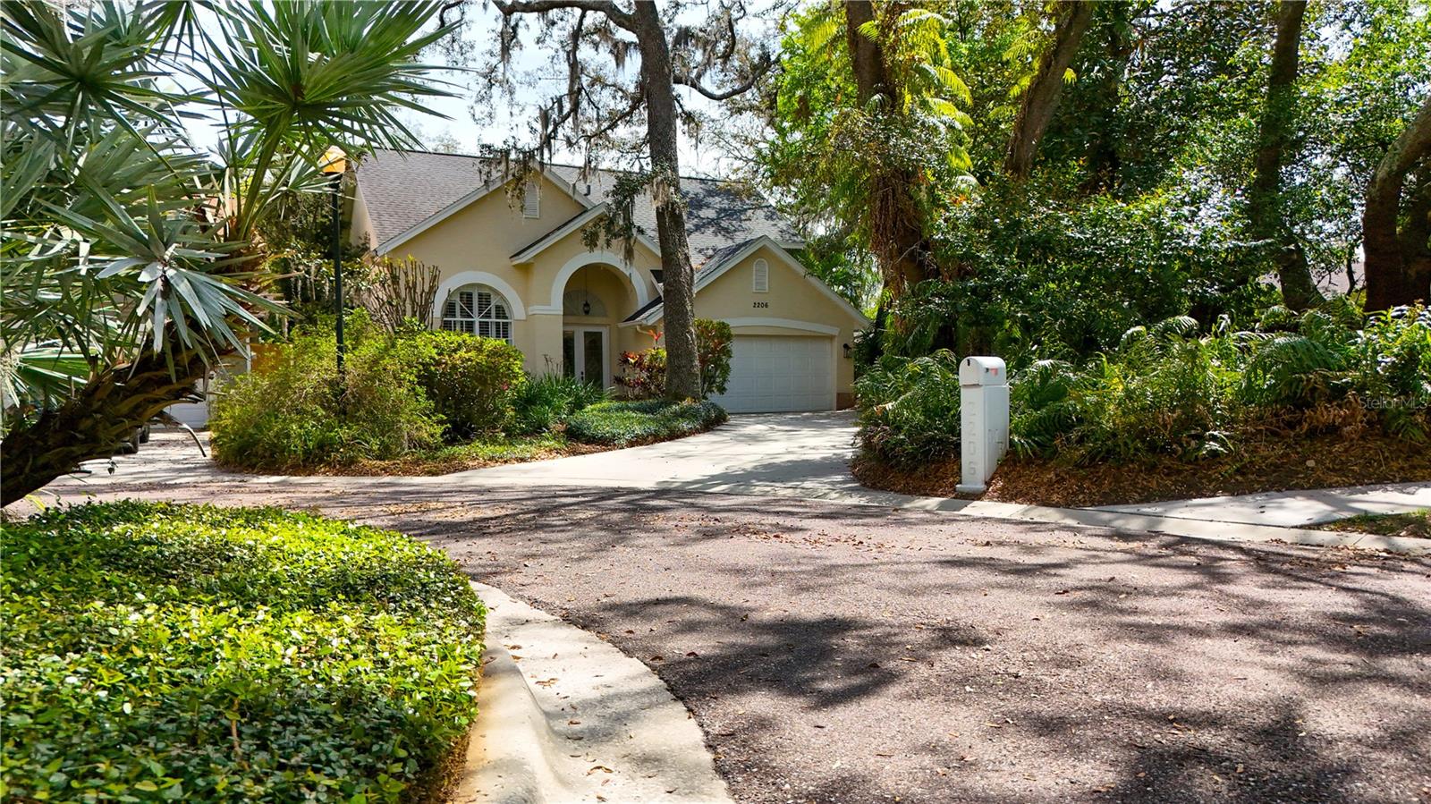 2206 GREEN OAKS LN, TAMPA, FL, 33612