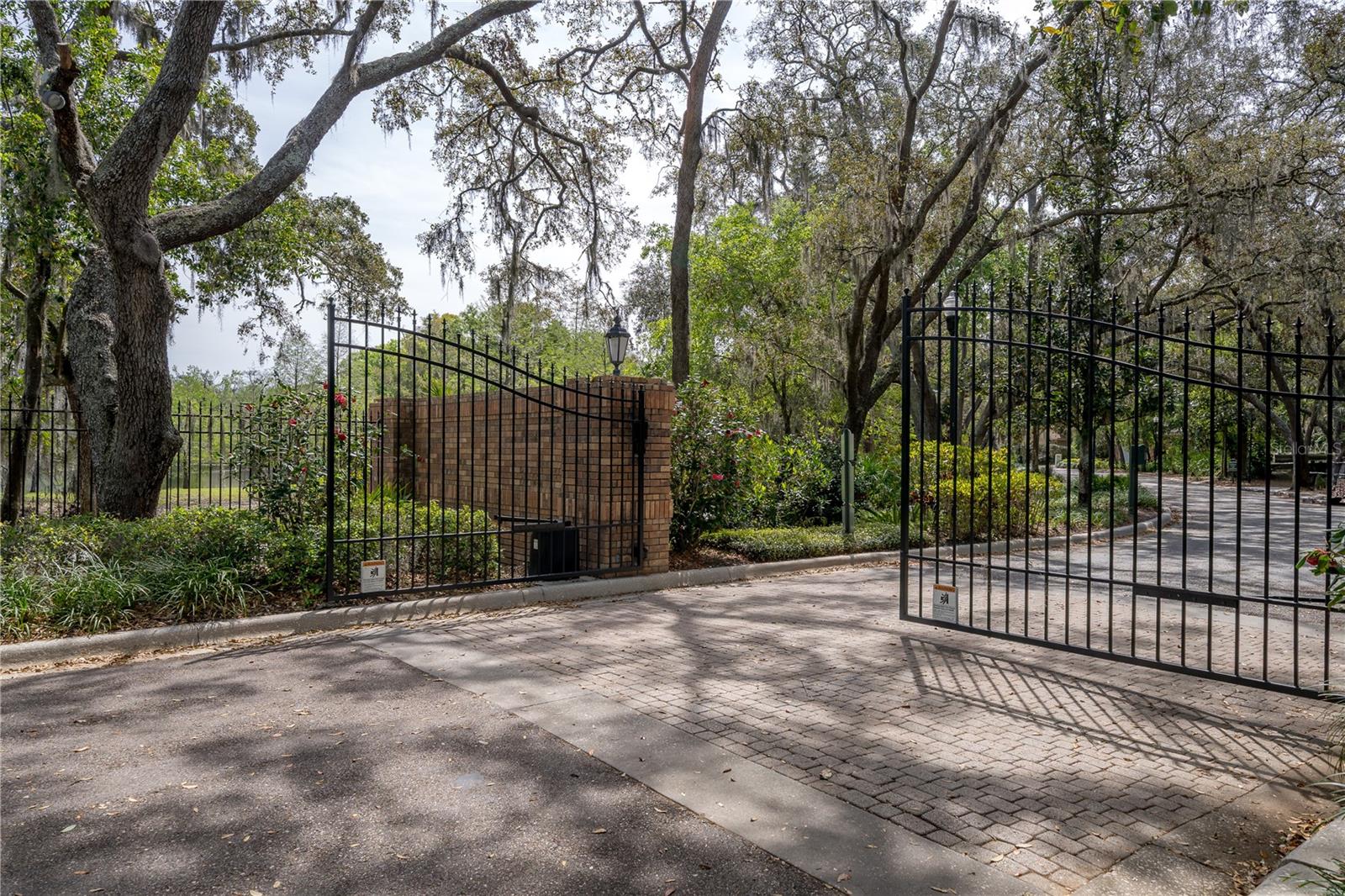 2206 GREEN OAKS LN, TAMPA, FL, 33612