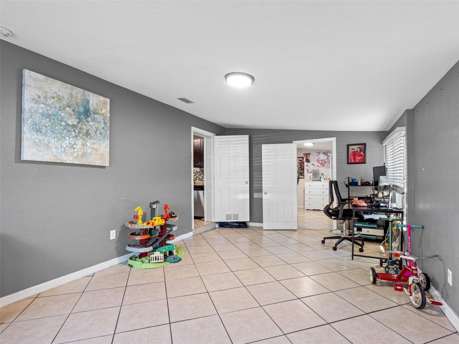 7401 KINGSTON DR, TAMPA, FL, 33619