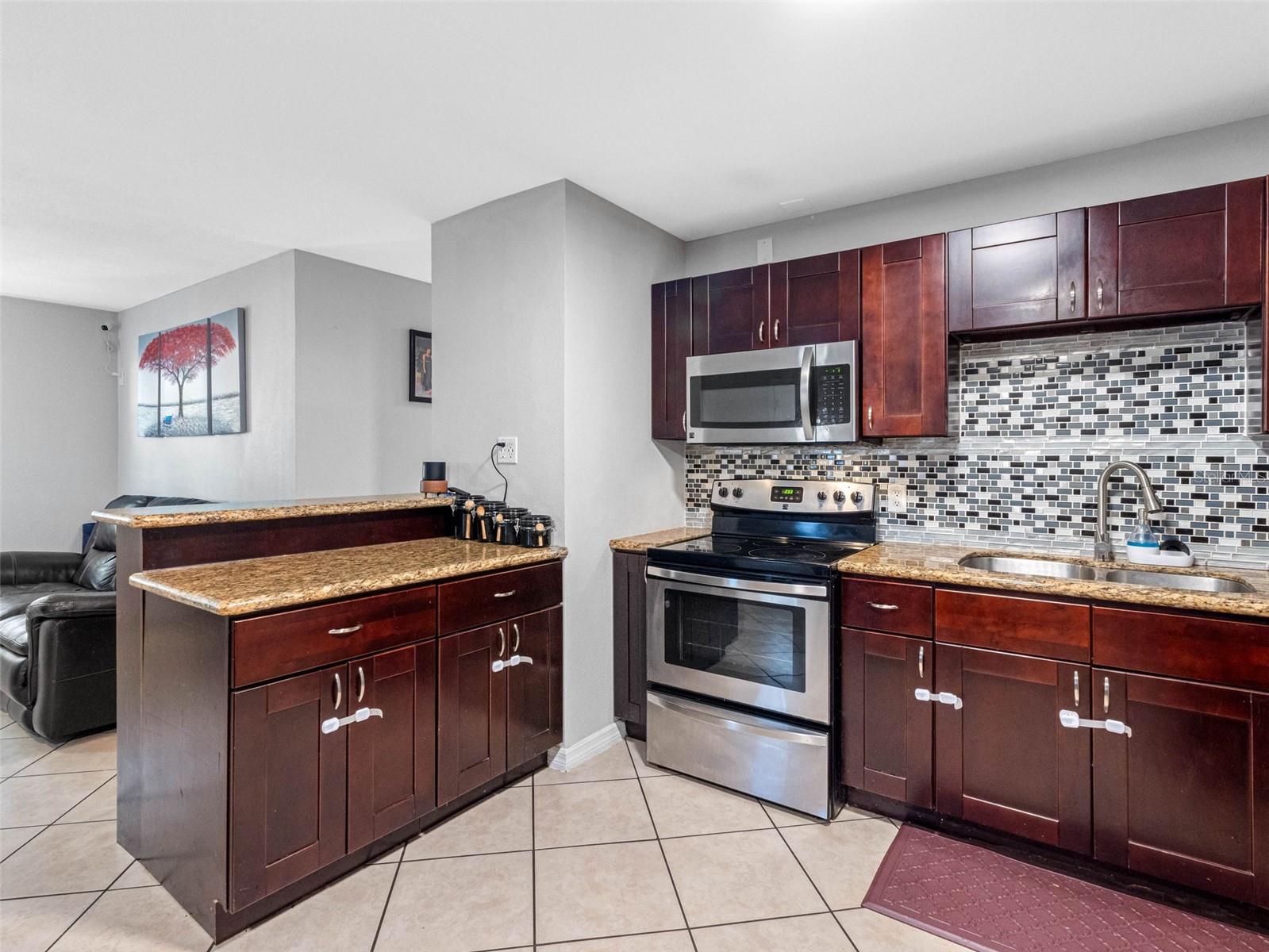 7401 KINGSTON DR, TAMPA, FL, 33619