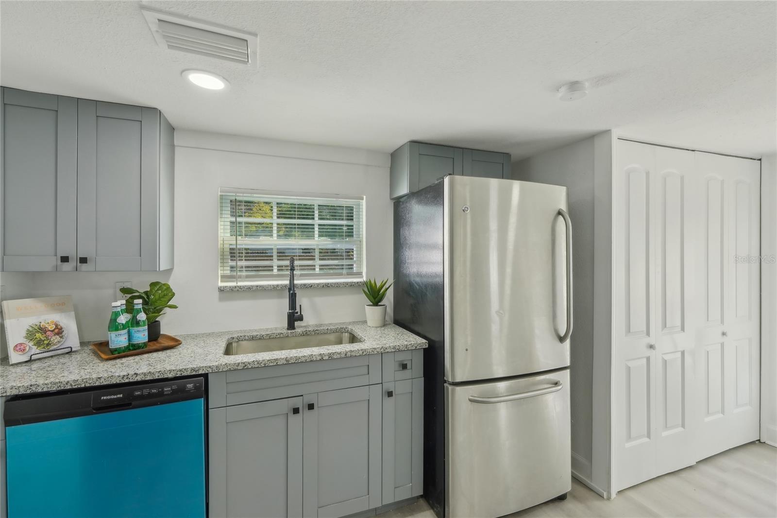 2111 E ELLICOTT ST, TAMPA, FL, 33610